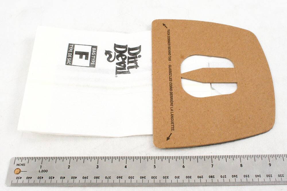 TYPE BAG DE SAC TYPE F  
Dirt Devil  
TUCK CORNER BEHIND TAB  
GLISSEZ LES COINS DERRIÈRE LA LANGUETTE  

INCHES  
1 200  
2 190  
3 180  
4 170  
5 160  
6 150  
7 140  
8 130  
9 120