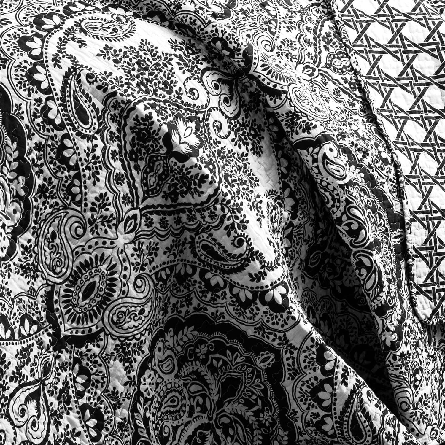 Left. Hivvago - King size 3-Piece Cotton Quilt Set in Black White Paisley Damask - Black, White.