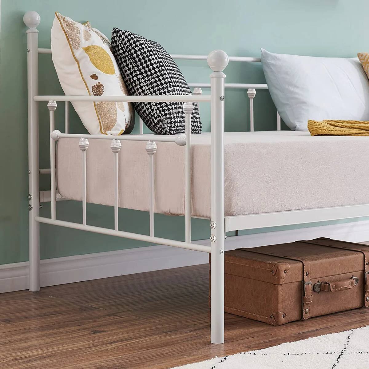 Angle. Hivvago - Hivvago Twin size Farmhouse Daybed Frame - White.