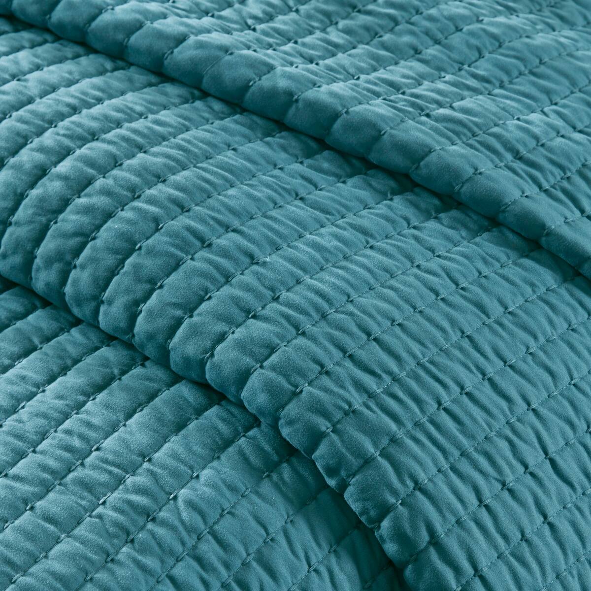 Angle. TinyHomie - 3 Piece Quilt Set Teal Full/Queen - Teal.