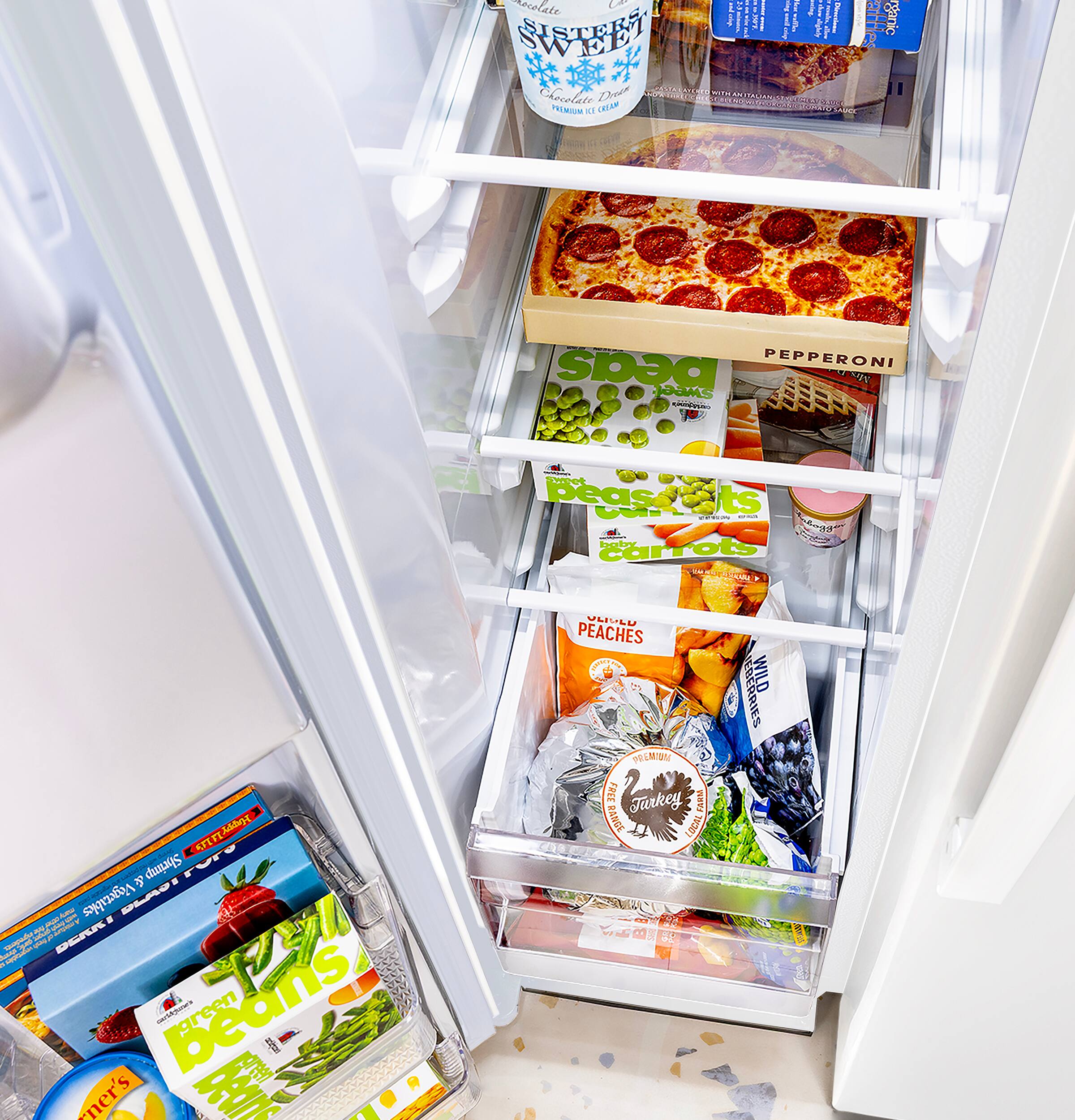 sovelate U SWIETE PREMIUM ICE CREAM

PEPPERONI

peas & carrots

PEACHES

PREMIUM FREE RANGE TURKEY

DERR Sn TH n beans green

Vegetables

FRESH WILD BLUEBERRIES