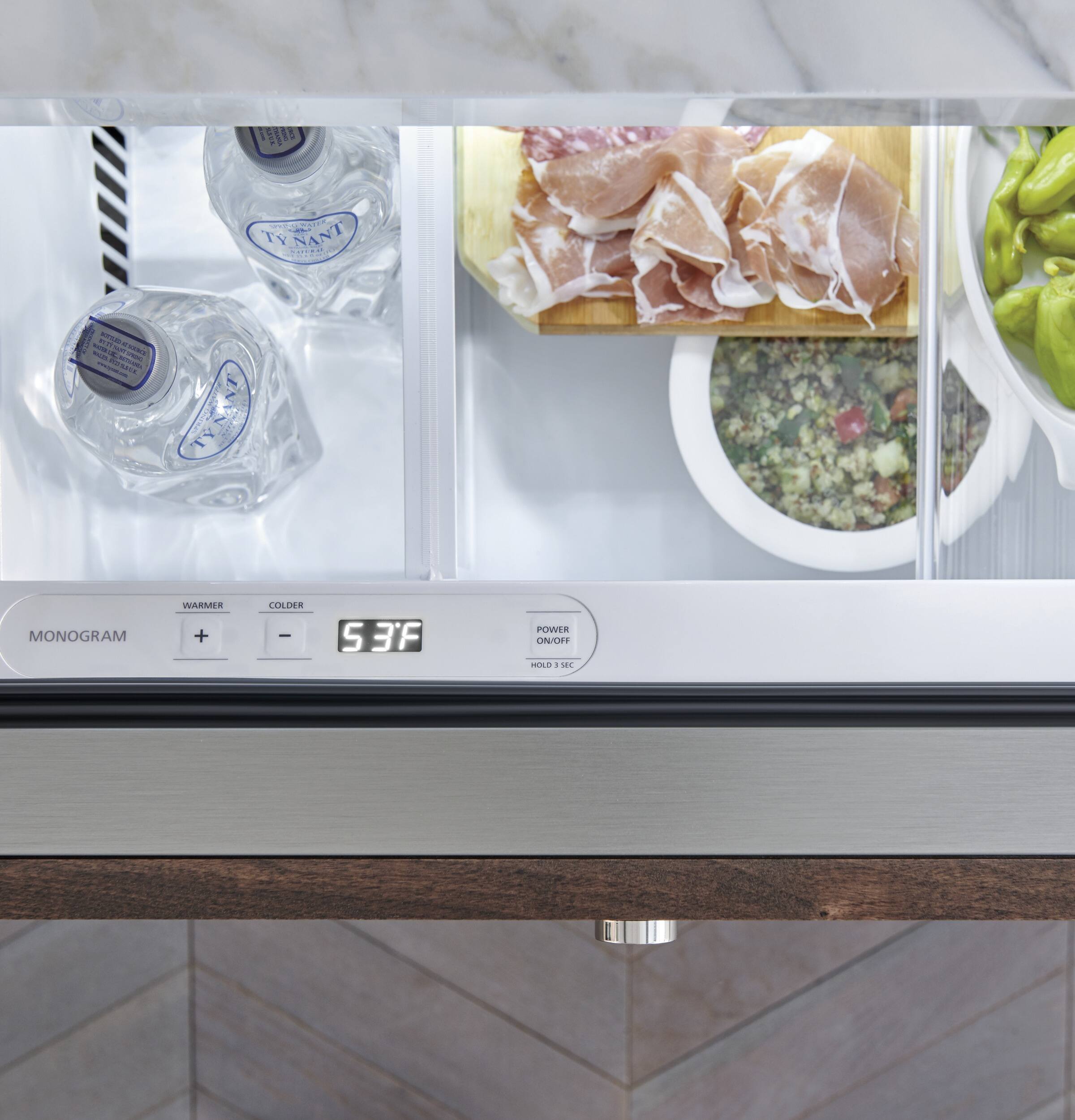 ! 5 E I / NL TYNANT ....... s .. embe .- s  -   - DesaLe EN TYRANT  MONOGRAM WARMER + COLIER I S 3'F POWER AORY Ge - SC