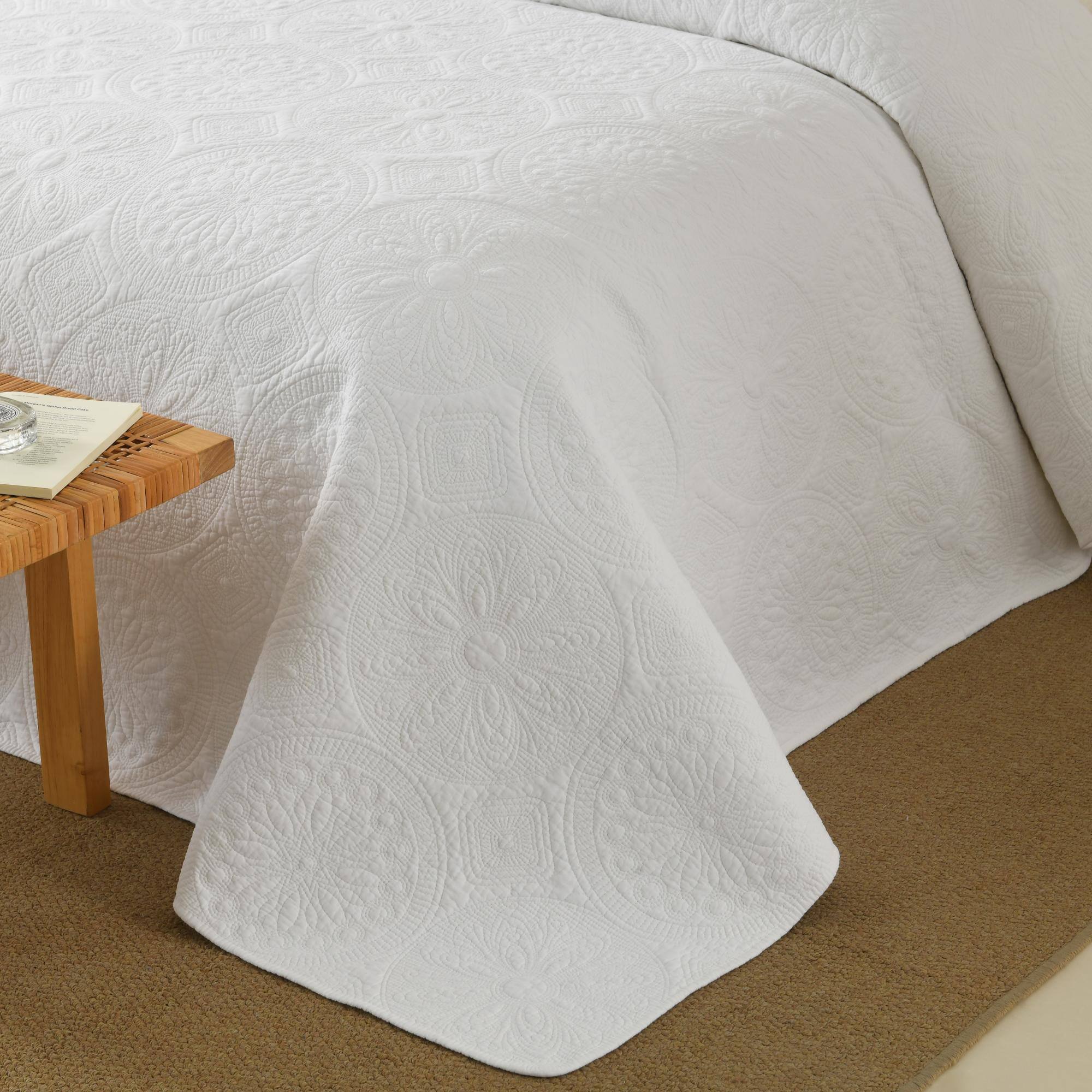 Left. MarCielo - MarCielo 3 Piece Cotton Cover White Medallion Vintage Farmhouse Quilt Bedspread Set - White.