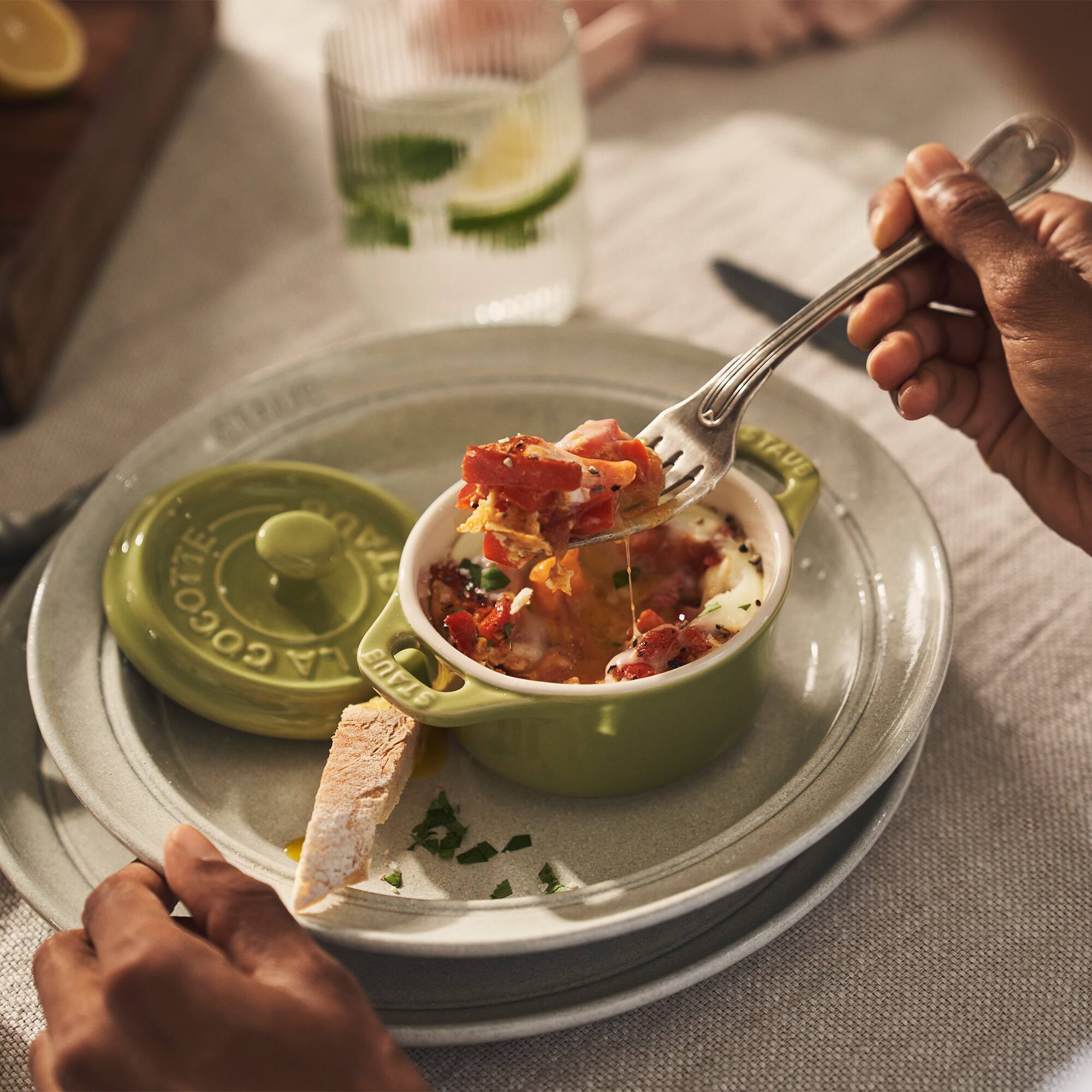 The text on the image reads: "TAU 27A COCOTT"