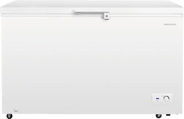 Front. Insignia™ - 13.1 Cu. Ft. Manual Defrost Garage-Ready Chest Freezer - White.