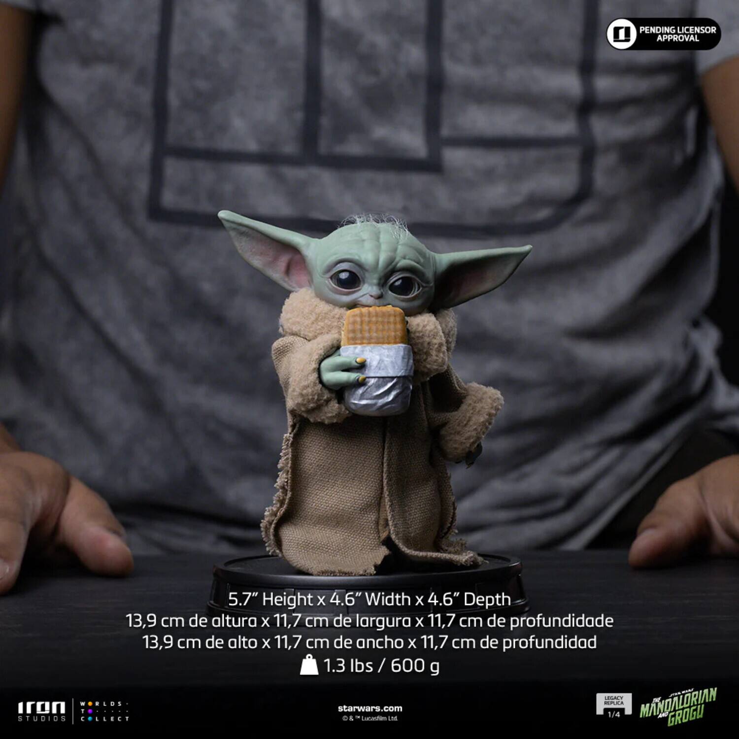 PENDING LICENSOR APPROVAL

5.7" Height x 4.6" Width x 4.6" Depth  
13.9 cm de altura x 11.7 cm de largura x 11.7 cm de profundidade  
13.9 cm de alto x 11.7 cm de ancho x 11.7 cm de profundidad  
1.3 lbs / 600 g

LEGALY STUDIOS iron WORLDS COLLECT  
1 starwars.com  
D& Lucasfilm LM REPLICA 1/4 MANDALDRIAN GROGU