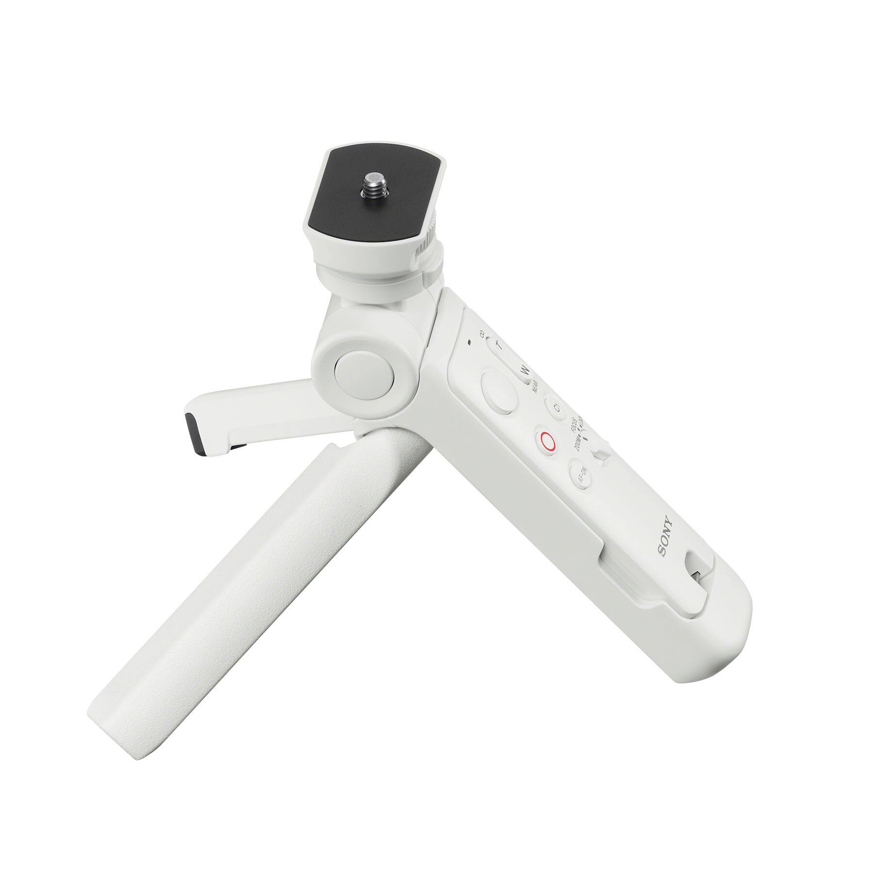 The text on the image reads "8 F M REA O stz KA 2008 AF-ON SONY." This can be grouped and corrected as follows:

"8 F M REA O stz KA 2008 AF-ON SONY" can be grouped into two sentences:

1. "8 F M REA O stz KA 2008"
2. "AF-ON SONY"

The first sentence is a date, while the second sentence is a description of the camera.