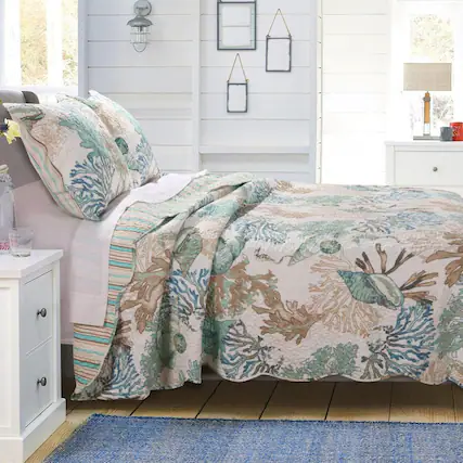 Front. Barefoot Bungalow - Barefoot Bungalow Atlantis Seashells 2-Piece Quilt & Pillow Sham Set, Jade - Jade.