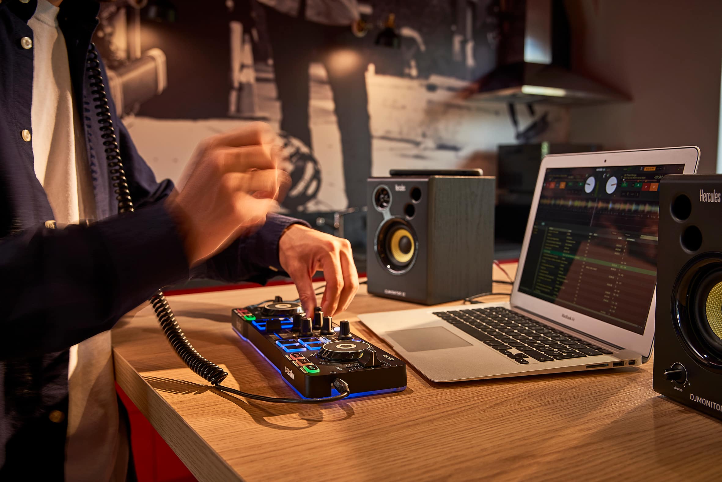 Alt View 19. Hercules - DJ Starter Kit - Black.