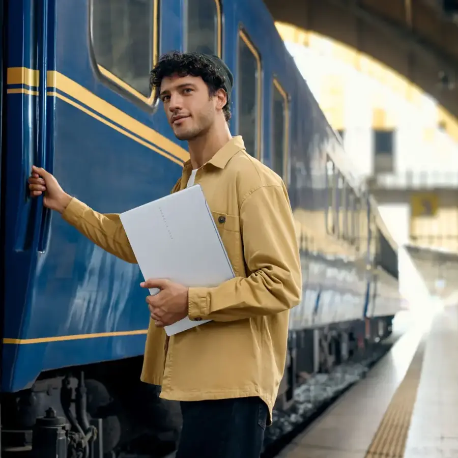 Alt View 15. ASUS - Vivobook S 15 15.6" 3K OLED Laptop - Copilot+ PC - Snapdragon X Elite - 16GB Memory - 1TB SSD - Cool Silver.