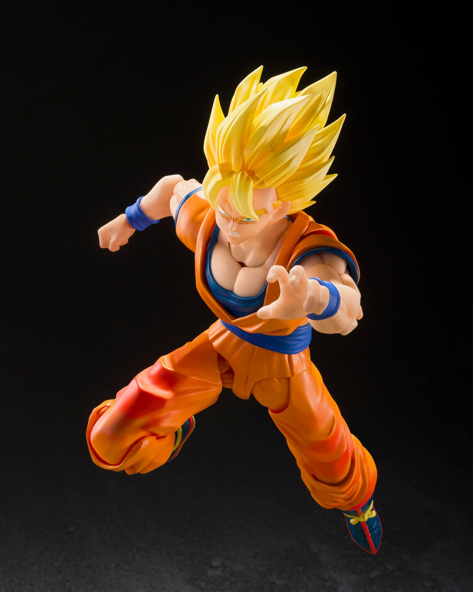 Left. Bandai - 7" Super Saiyan Son Goku - The Games Begin - Dragon Ball Z - Tamashii Nations S.H.Figuarts.
