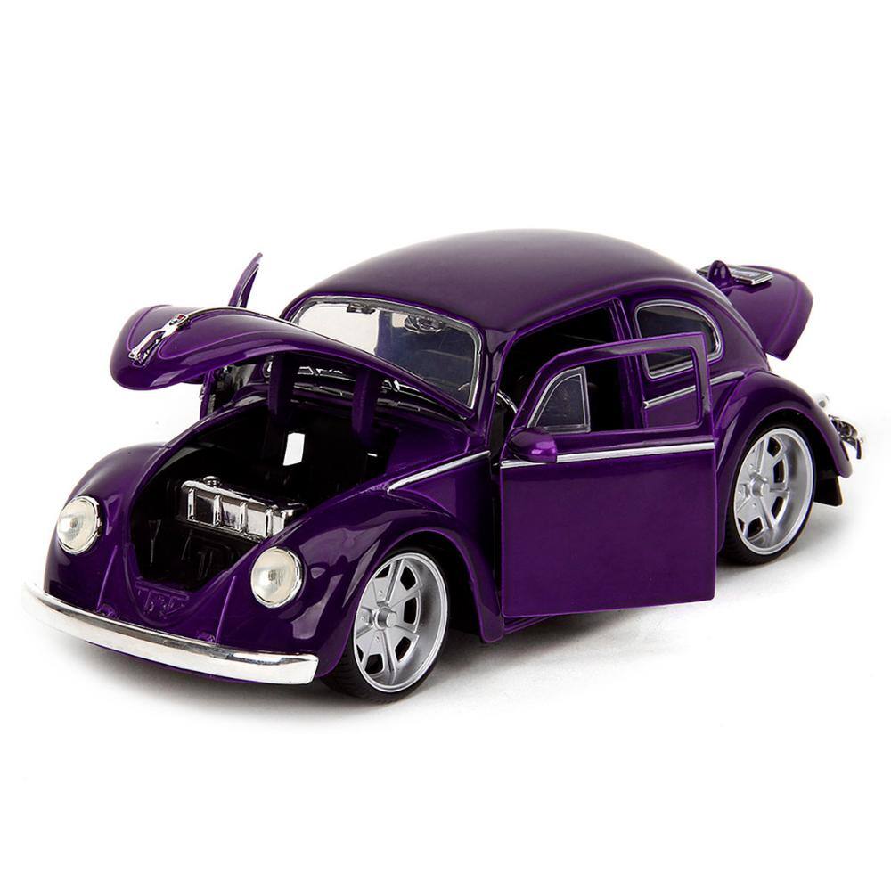 Angle. Jada - Volkswagen Beetle Purple Metallic w/ Wednesday Addams Figure – Wednesday (2022) Hollywood Rides 1/24 - Purple Metallic.