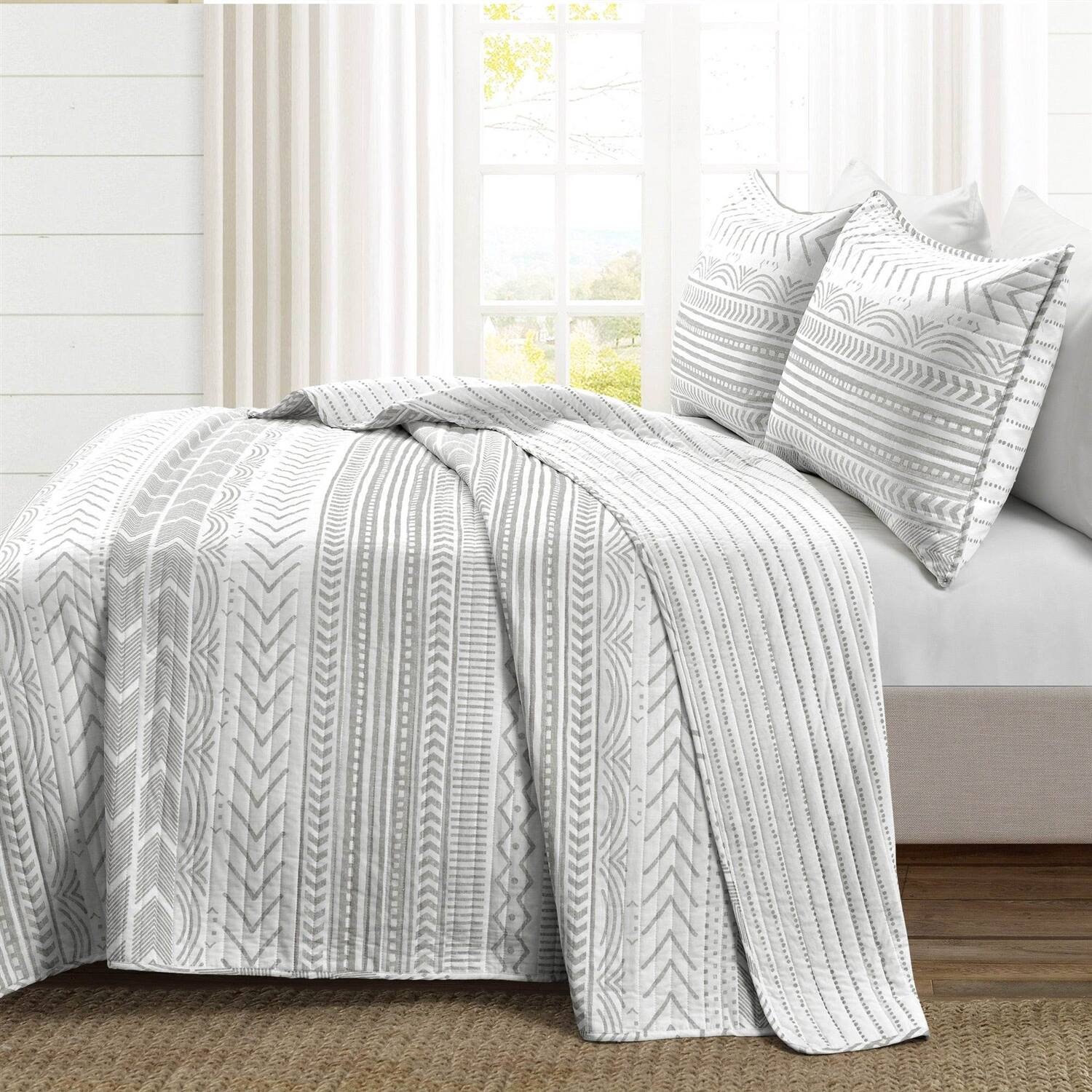 Angle. SlickBlue - Cotton Quilt Set in Scandinavian Chevron Pattern, Reversible for All Seasons - Grey, White.