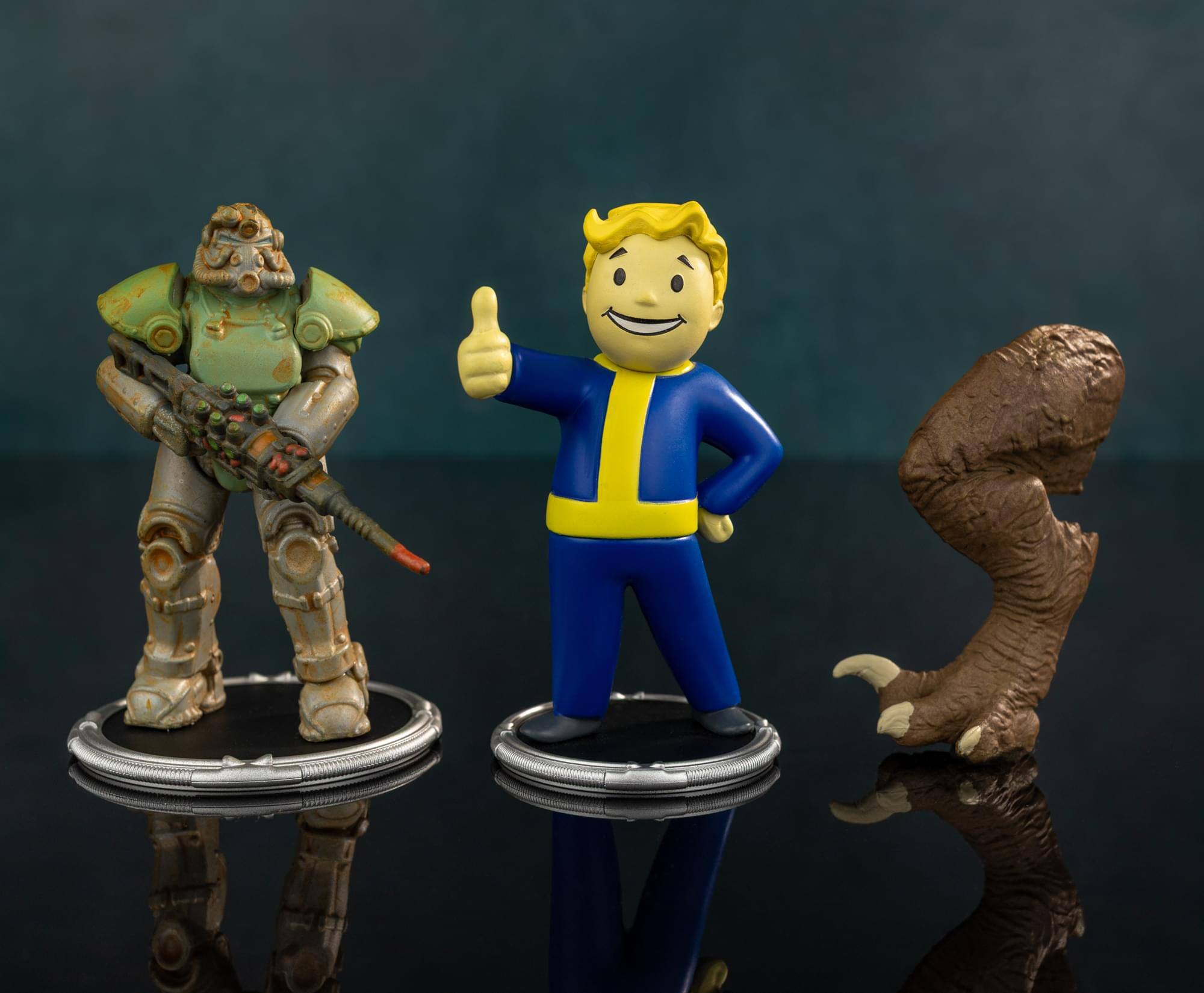 Alt View 5. Toynk - Fallout T-51 and Vault Boy (Classic) Mini Figure Set (Build-a-Figure Deathclaw) - Blue.