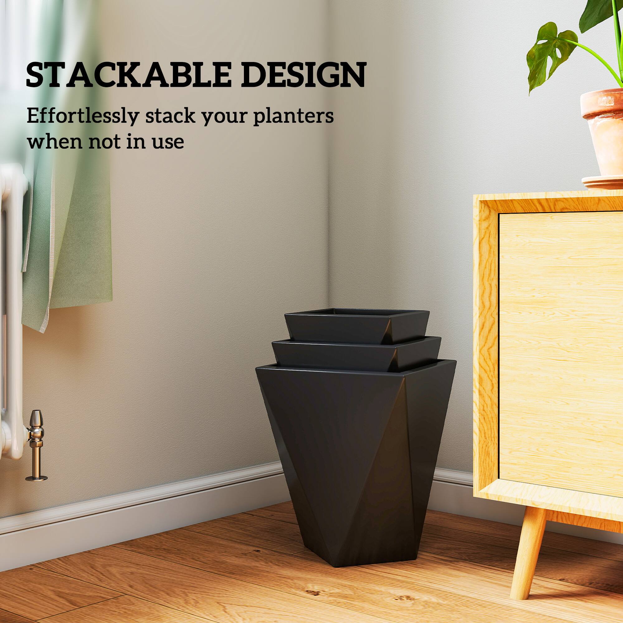 STACKABLE DESIGN  
Effortlessly stack your planters when not in use