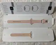1. To attach band, slide it until you hear a click.
- Pour attacher le bracelet, glissez-le jusqu'à ce que vous entendiez un clic.
- Passe das Armband, bis es klickt.
- Para colocar el brazalete, desliza hasta que escuches un clic.
- Per attaccare il bracciale, spingi fino a sentire un clic.
- Pour attacher le bracelet, glissez-le jusqu'à ce que vous entendiez un clic.
- Para colocar el brazalete, desliza hasta que escuches un clic.
2. Adjust band to fit snugly on your wrist.
- Ajuste el brazalete para que se ajuste bien a su muñeca.
- Passe das Armband, bis es engen an die Handgelenk anliegt.
- Ajuste el brazalete para que se ajuste bien a su muñeca.
- Per prestation migliore, adatta il bracciale per adattarsi al polso.
- Pour une meilleure performance, ajustez le bracelet pour qu'il soit bien ajusté à votre po
