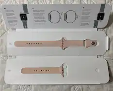 1. To attach band, slide it until you hear a click.
- Pour attacher le bracelet, glissez-le jusqu'à ce que vous entendiez un clic.
- Passe das Armband, bis es klickt.
- Para colocar el brazalete, desliza hasta que escuches un clic.
- Per attaccare il bracciale, spingi fino a sentire un clic.
- Pour attacher le bracelet, glissez-le jusqu'à ce que vous entendiez un clic.
- Para colocar el brazalete, desliza hasta que escuches un clic.
2. Adjust band to fit snugly on your wrist.
- Ajuste el brazalete para que se ajuste bien a su muñeca.
- Passe das Armband, bis es engen an die Handgelenk anliegt.
- Ajuste el brazalete para que se ajuste bien a su muñeca.
- Per prestation migliore, adatta il bracciale per adattarsi al polso.
- Pour une meilleure performance, ajustez le bracelet pour qu'il soit bien ajusté à votre po