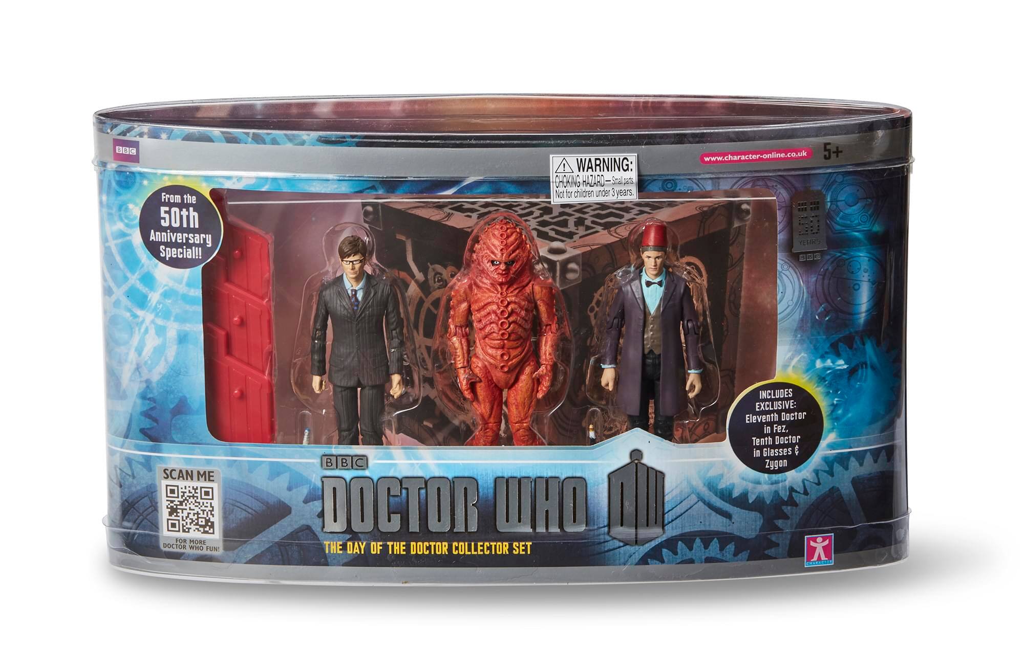 8+ From the 50th Anniversary Special!!  
WARNING: CHOKING HAZARD - Small parts. Not for children under 3 years.  
www.character-online.co.uk  
5+  
50th ANNIVERSARY SPECIAL  
DOCTOR WHO THE DAY OF THE DOCTOR COLLECTOR SET  
INCLUDES EXCLUSIVE: Eleventh Doctor in Fez, Tenth Doctor in Glasses & Zygon  
SCAN ME FOR MORE DOCTOR WHO FUN!