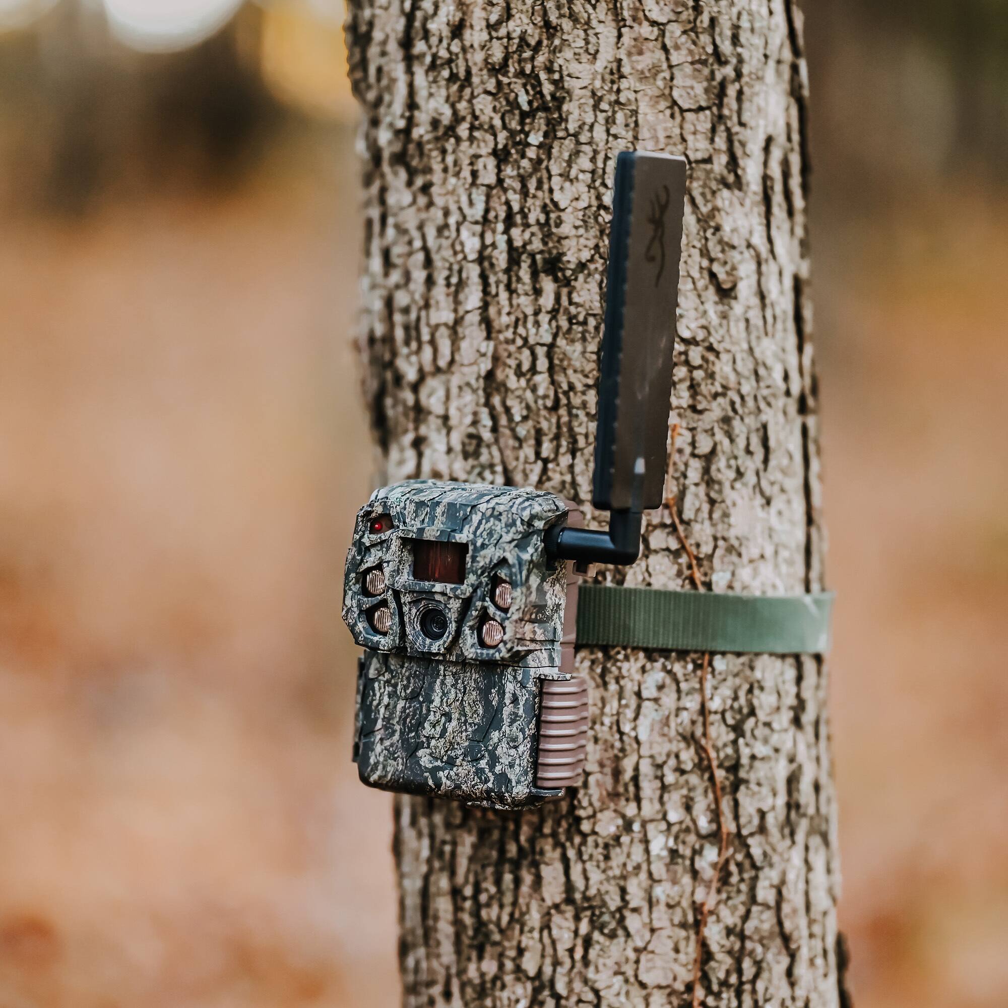 Left. Browning - Browning Trail Camera - Defender Wireless Vision Pro HD AI 46MP Bundle.