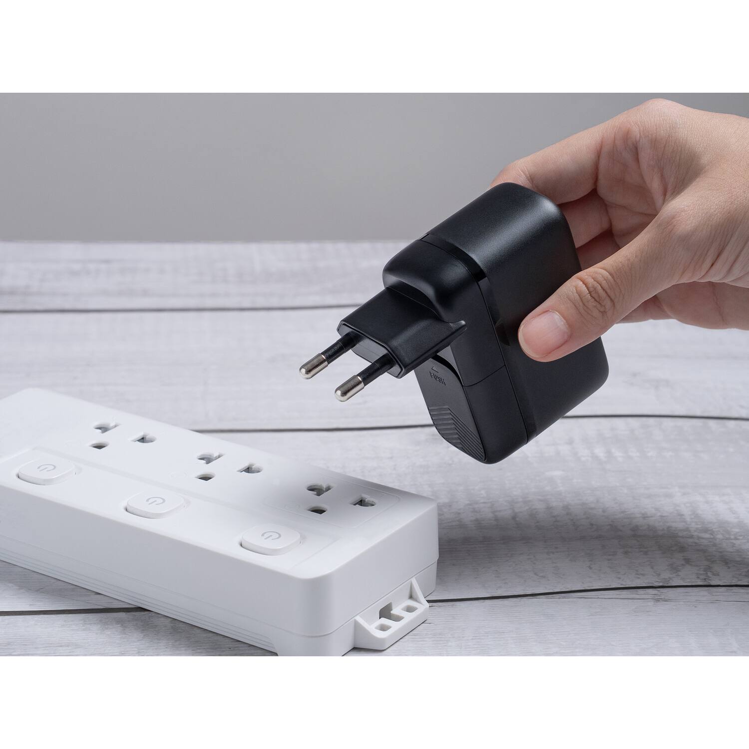 Left. Scapade - AirPower 65-Watt PD Multi-USB Travel Charger with International Plugs - Black.