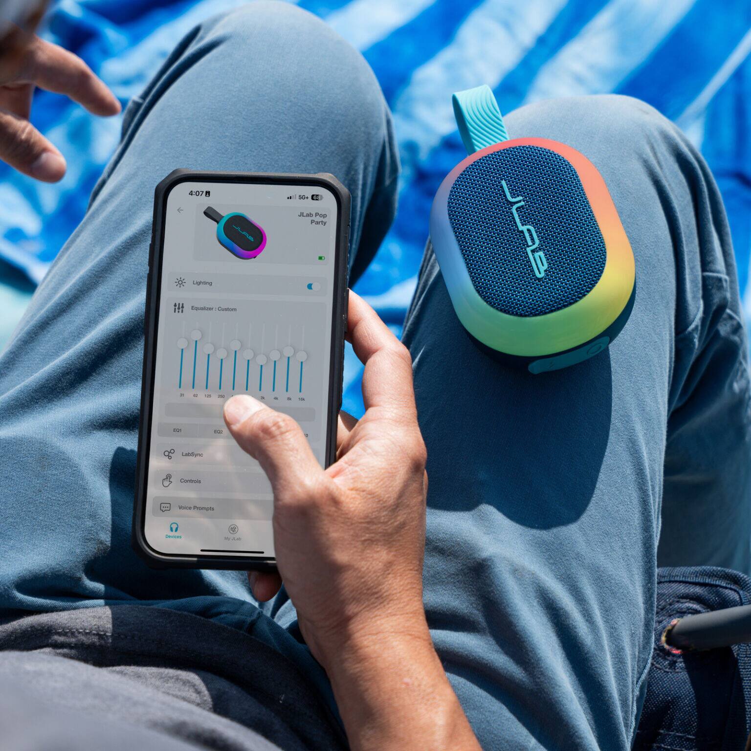 4:07  
JLab Pop Party  

Lighting  
Equalizer / Custom  

31 Hz 125 Hz 250 Hz 500 Hz 1 kHz 2 kHz 4 kHz 8 kHz  

EQ1 EQ2  

LabSync  
Controls  
Voice Prompts  

JLab