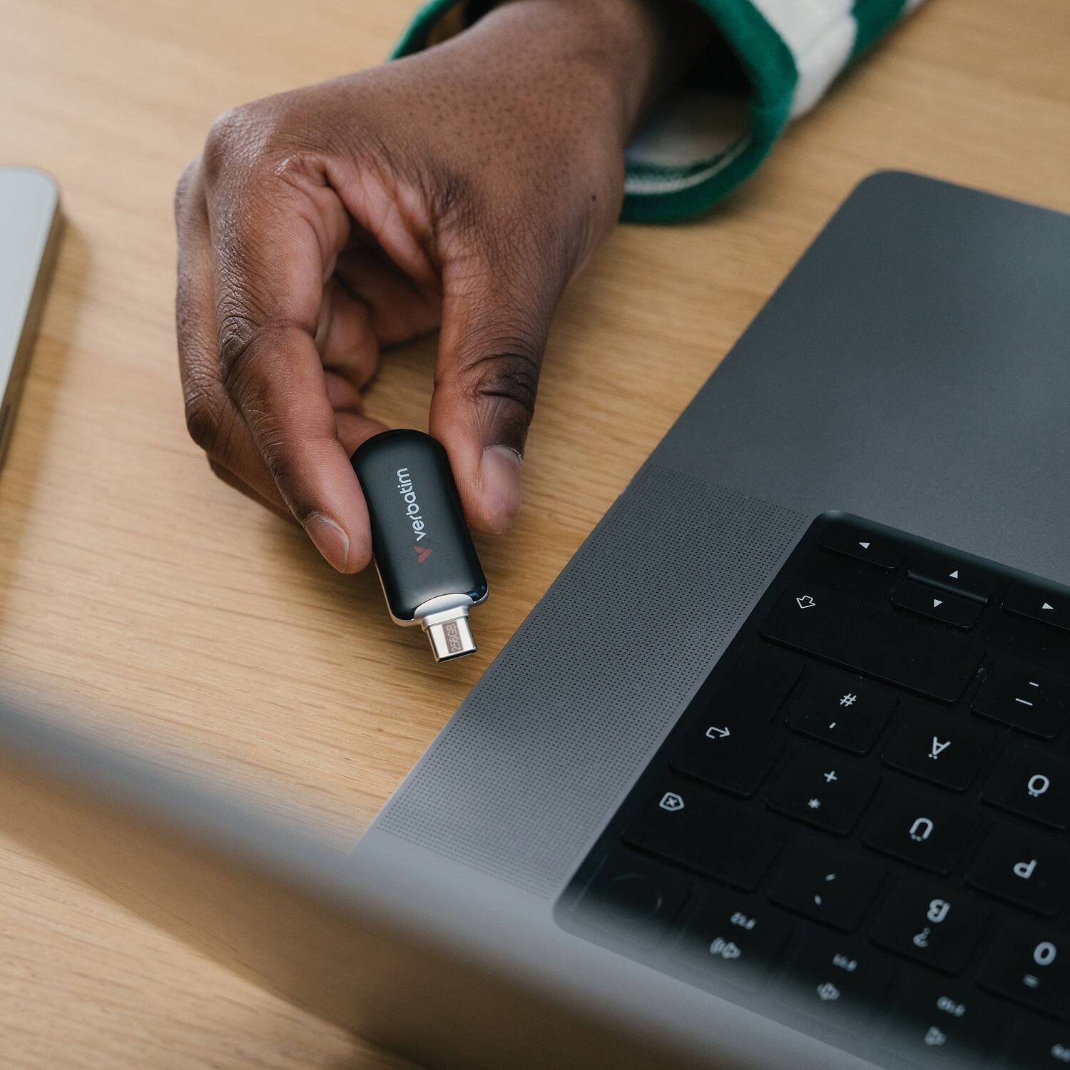 Alt View 3. Verbatim - Verbatim 30226 Plectra Usb-c Flash Drive, Black (256 Gb) - black.