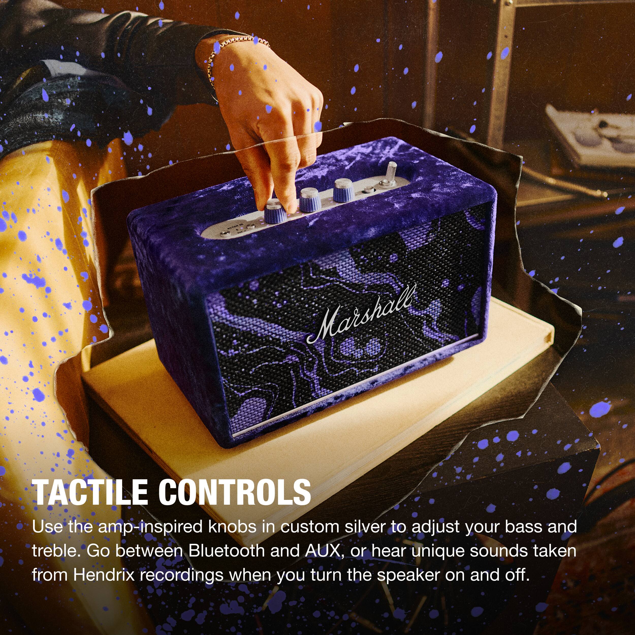 Marshall

TACTILE CONTROLS

Use the amp-inspired knobs in custom silver to adjust your bass and treble. Go between Bluetooth and AUX, or hear unique sounds taken from Hendrix recordings when you turn the speaker on and off.