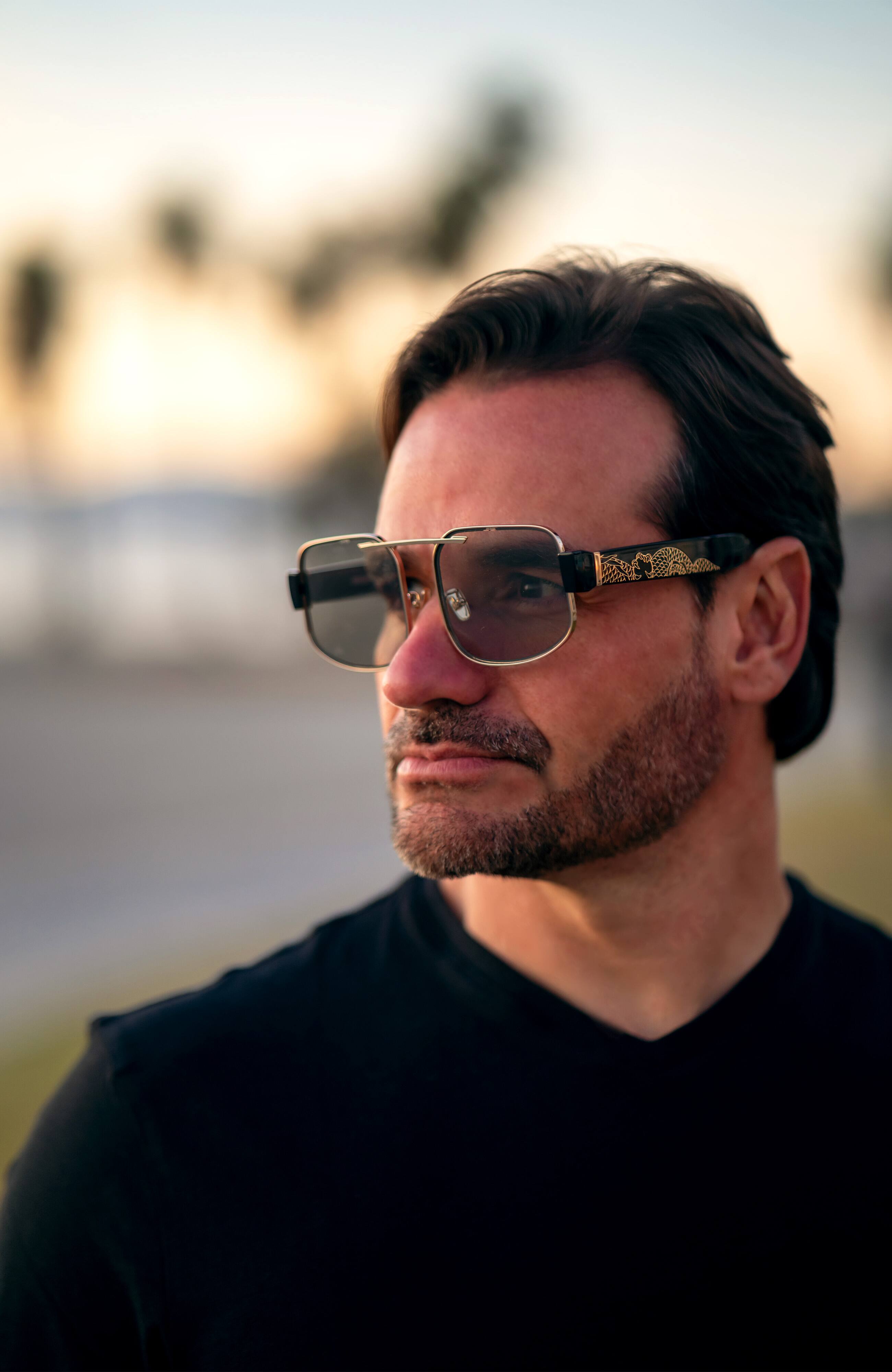 Alt View 10. Chamelo - Lifestyle Dragon Slider HVL - Glossy black gold frame | Smoke lenses.