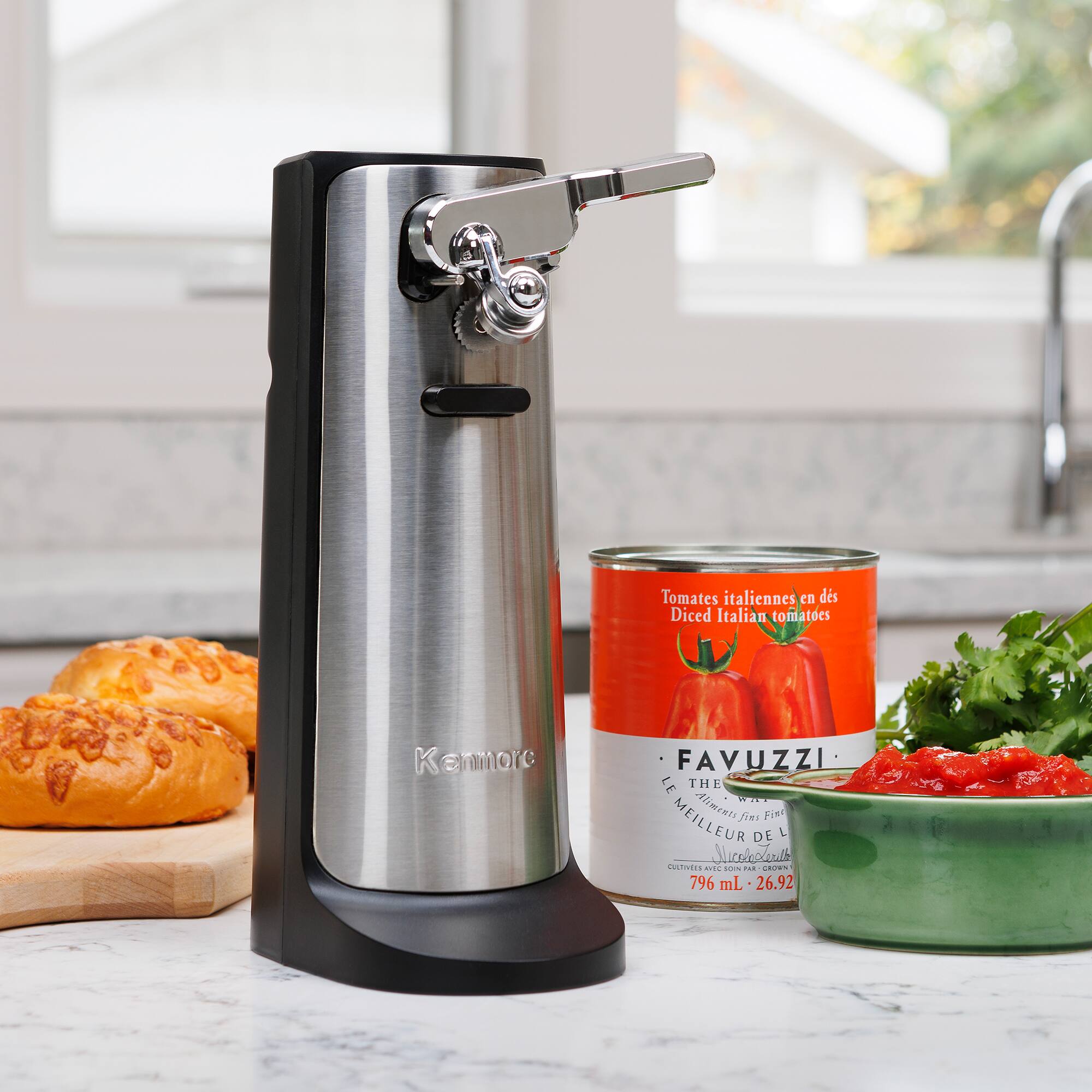 Tomates italiennes en dés  
Diced Italian tomatoes  
Kenmore  
FAVUZZI  
LE THE MEILLEUR  
Aliments fins  
Fine DE L  
NircheTwits  
CULTIVEES  
SOIN ALL CROWN  
796 mL  
26.92