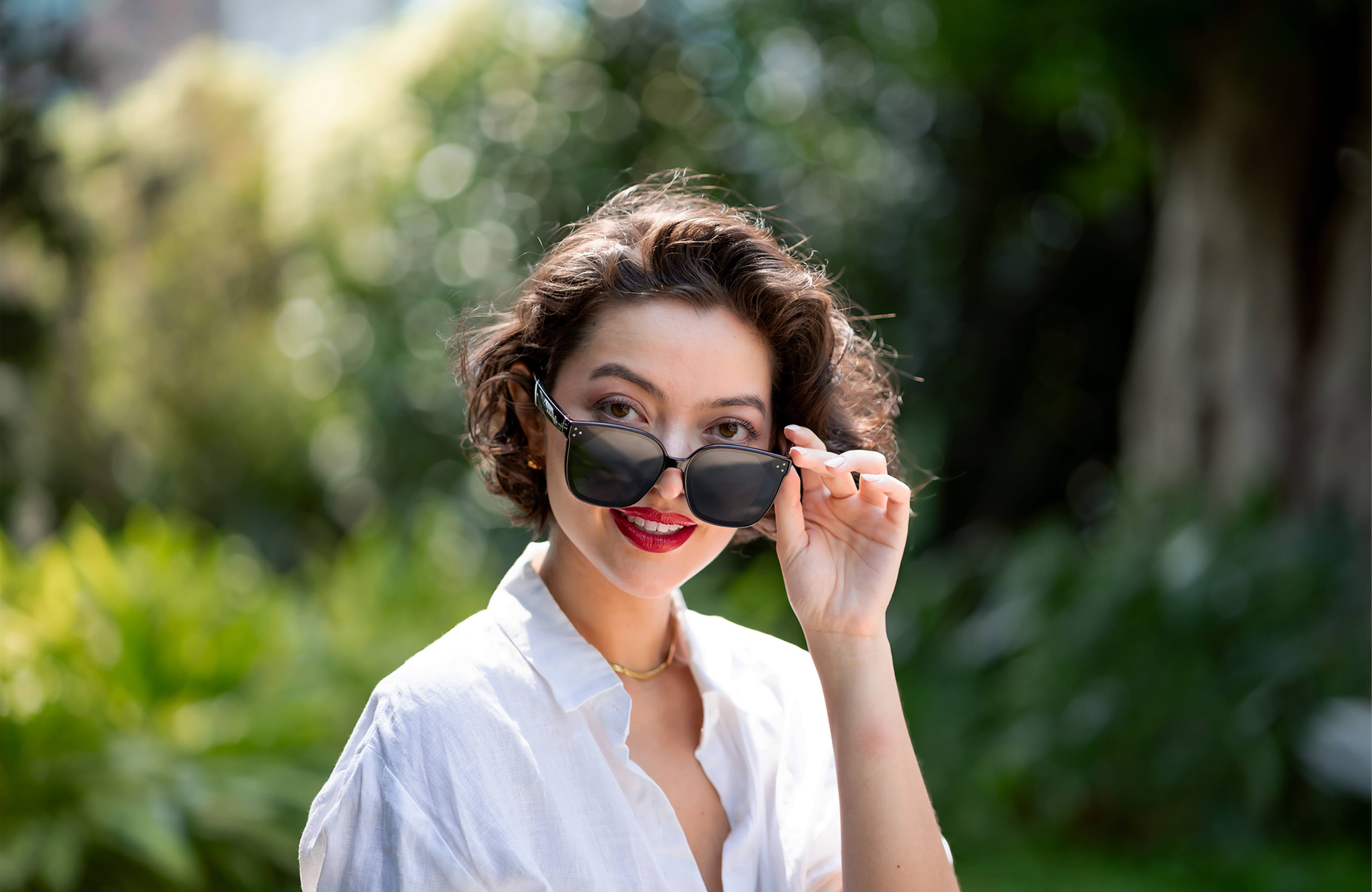 Alt View 10. Chamelo - Lifestyle Veil Slider HVL - Glossy black frame | Smoke lenses.