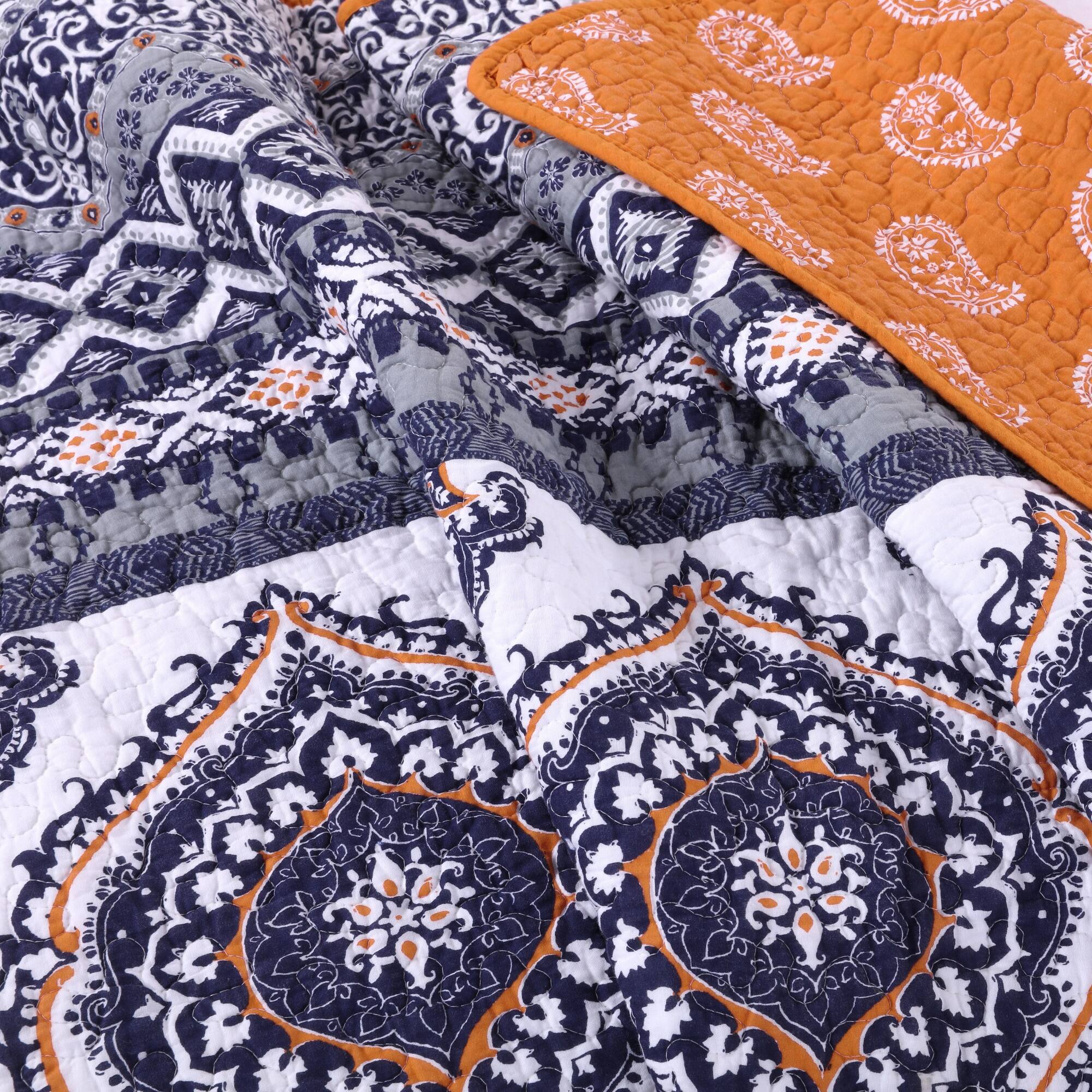 Left. BreeBe - Medina Quilt Set 3-Piece King/Cal King - Saffron.