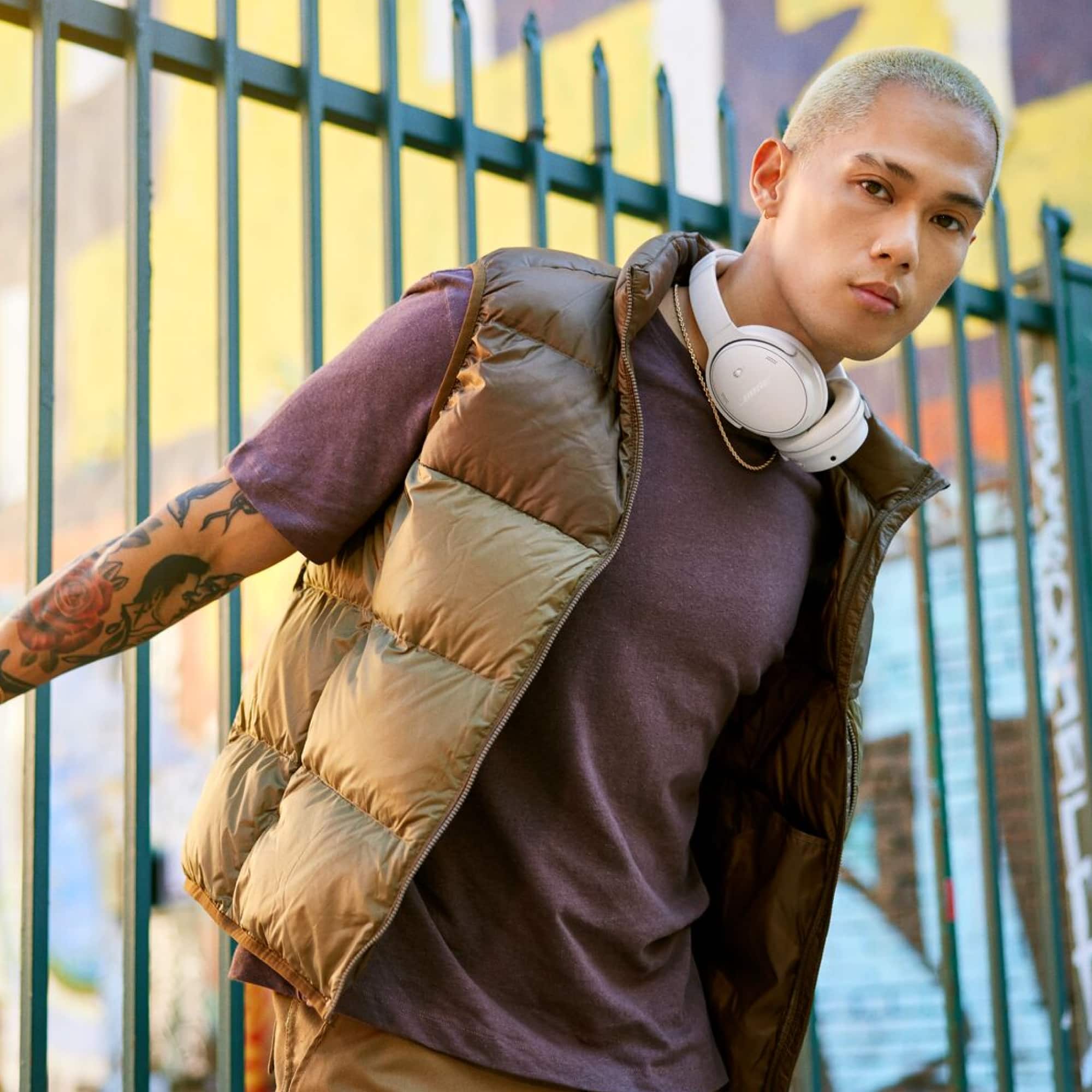 Alt View 16. Bose - QuietComfort Wireless Noise Cancelling Over-the-Ear Bluetooth Headphones - White Smoke.