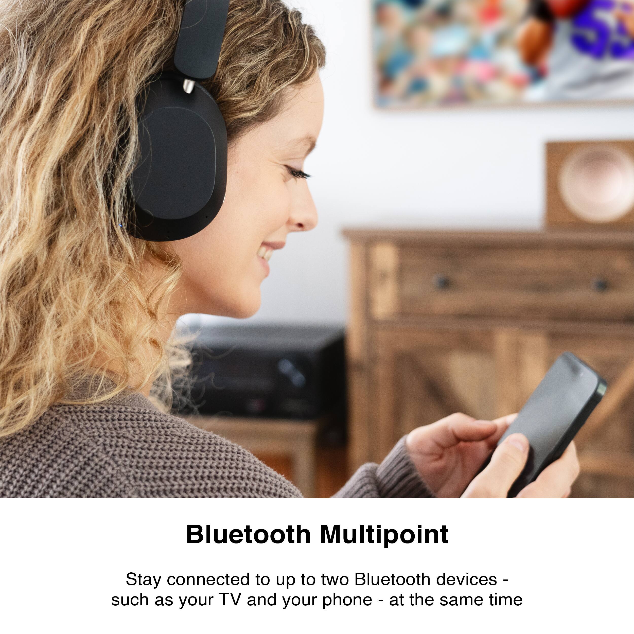 Bluetooth Multipoint

Stay connected to up to two Bluetooth devices - such as your TV and your phone - at the same time