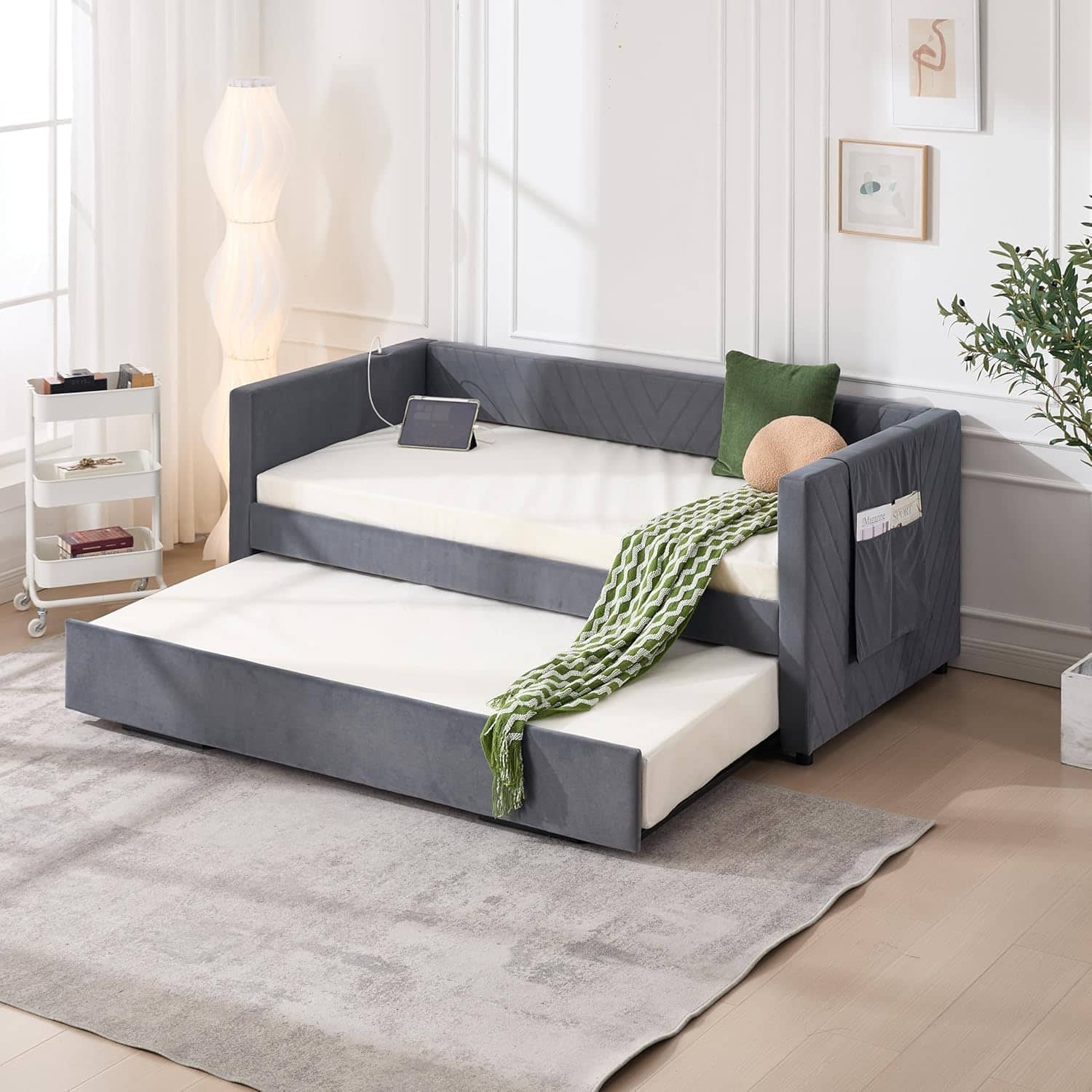 Trinkets Crazed - Twin Daybed with Pop Up Trundle, Velvet Upholstered Extendable Daybed with USB Ports & Pockets - Gray