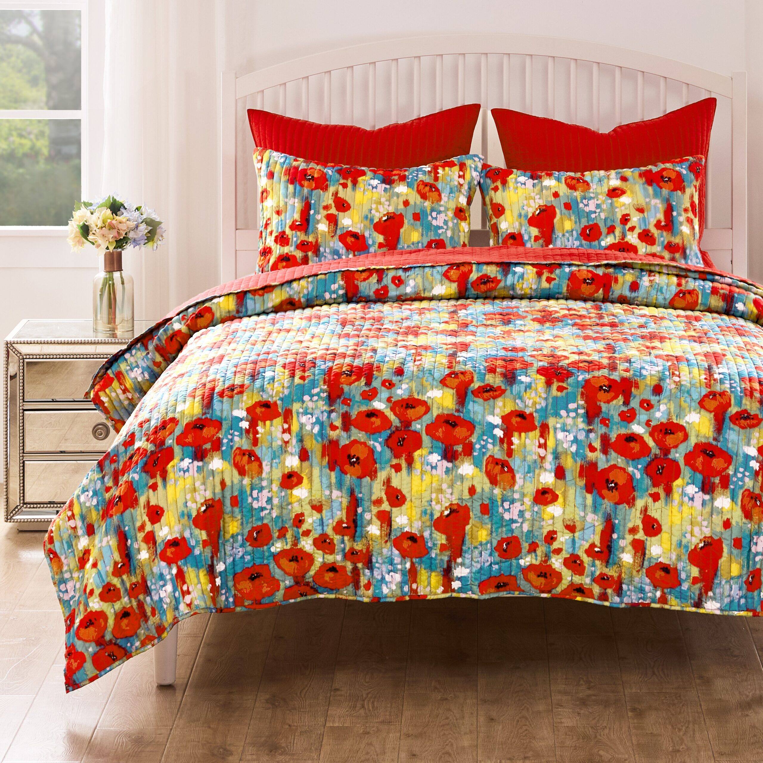 Angle. BreeBe - Poppies Quilt Set - 2 Piece Twin/XL - Red.