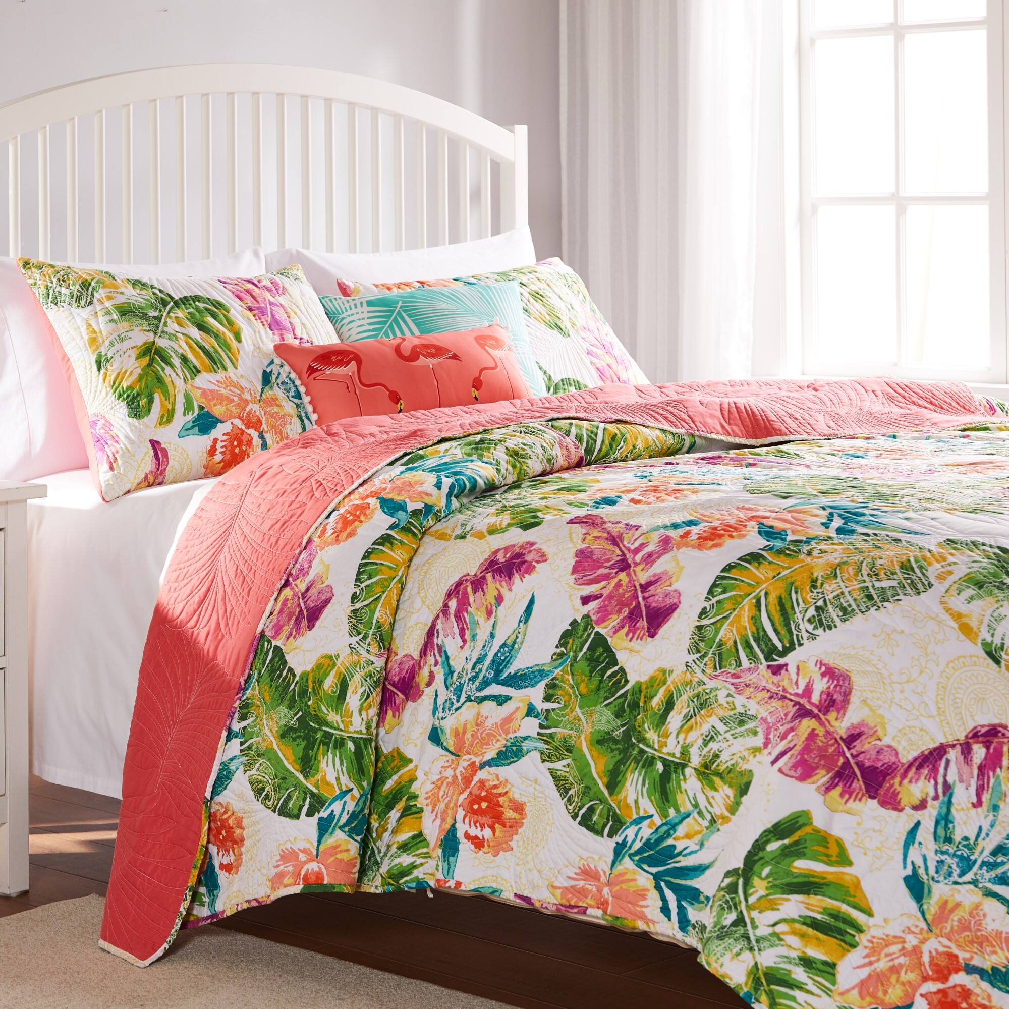 Angle. BreeBe - Tropics Quilt Set 3-Piece King/Cal King - Coral.