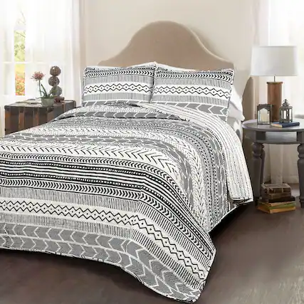 Front. Hivvago - King 3 Piece Scandinavian Style Chevron Black White Reversible Cotton Quilt Set - Black, White.