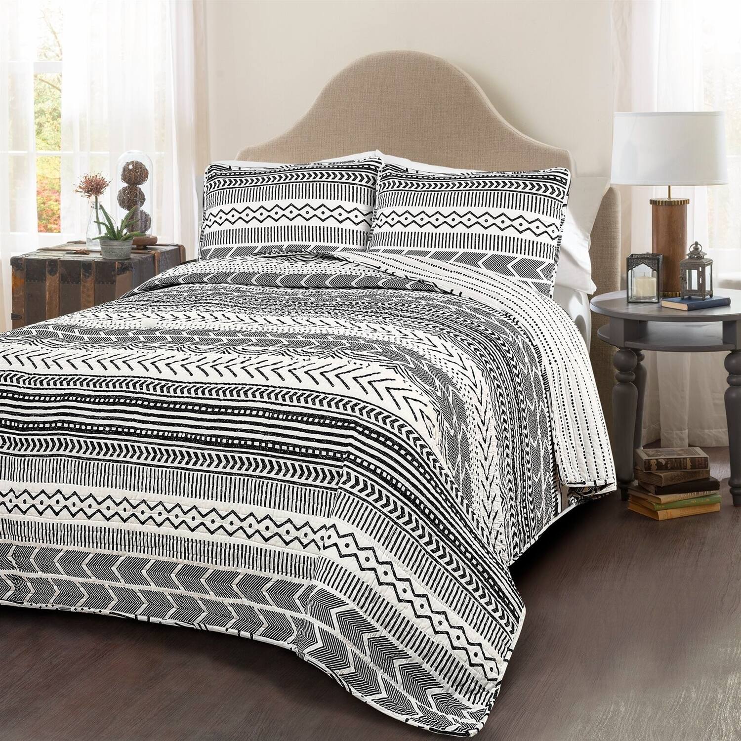 Front. Hivvago - King 3 Piece Scandinavian Style Chevron Black White Reversible Cotton Quilt Set - Black, White.