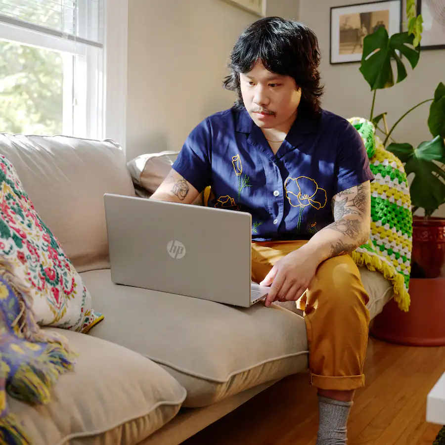 Vista alternativa 7. HP - Computadora portátil con pantalla táctil Full HD de 15,6" - AMD Ryzen 5 7520U 2023 - Memoria de 8 GB - SSD de 512 GB - Plata natural.