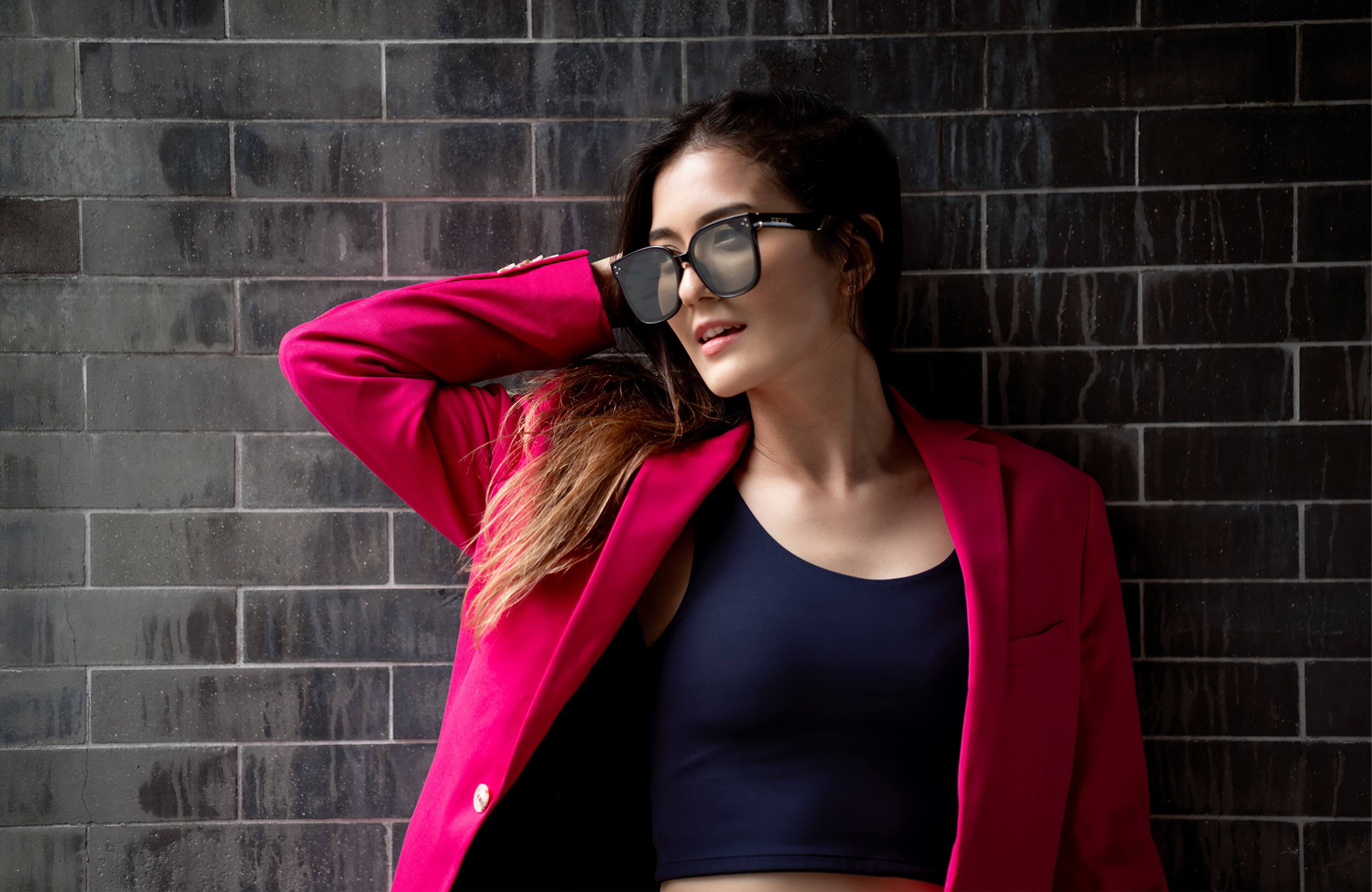 Alt View 7. Chamelo - Lifestyle Veil Slider HVL - Glossy black frame | Smoke lenses.