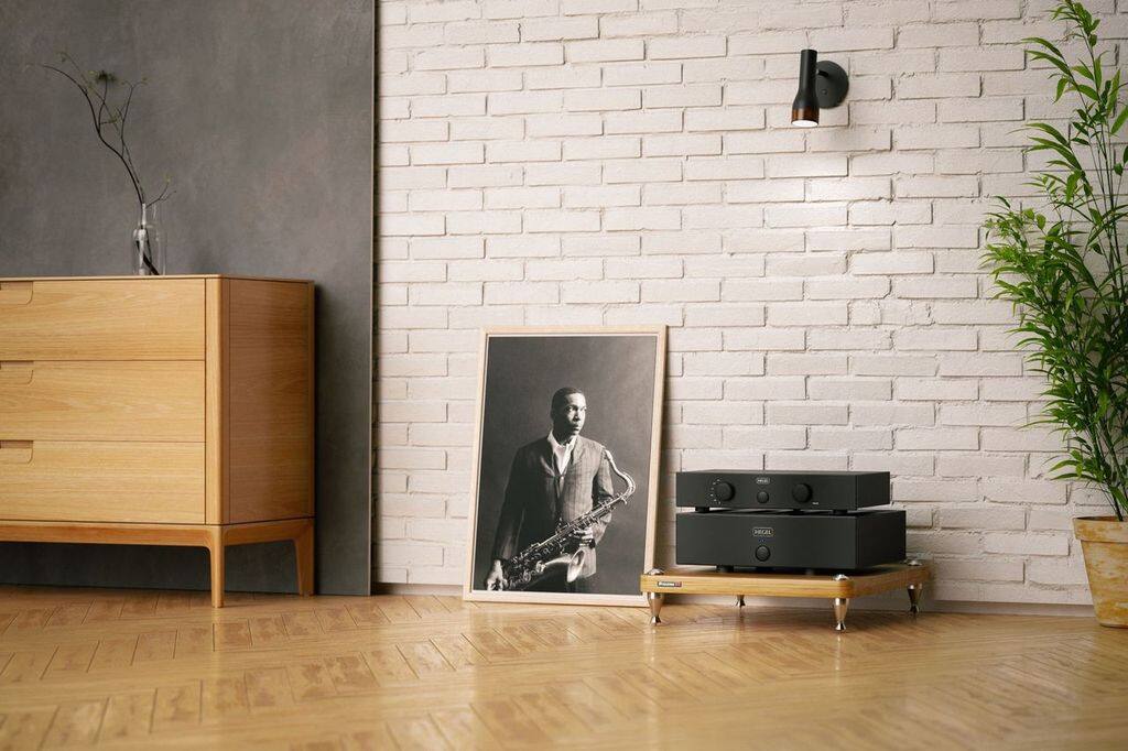 Alt View 1. Hegel - Hegel P20 Preamplifier - Black.