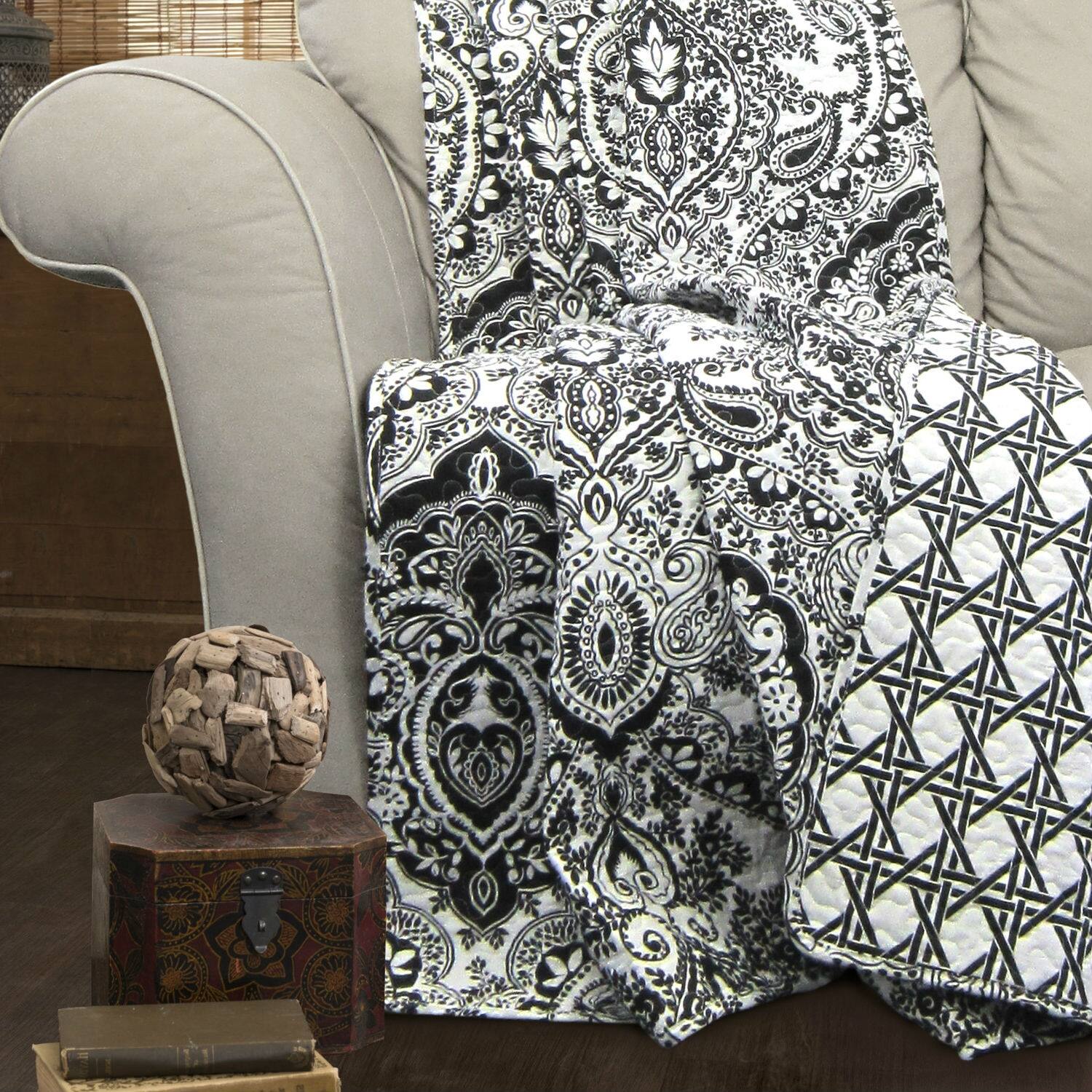 Angle. Hivvago - Queen size 3-Piece Quilt Set 100-Percent Cotton in Black White Damask - Black, White.