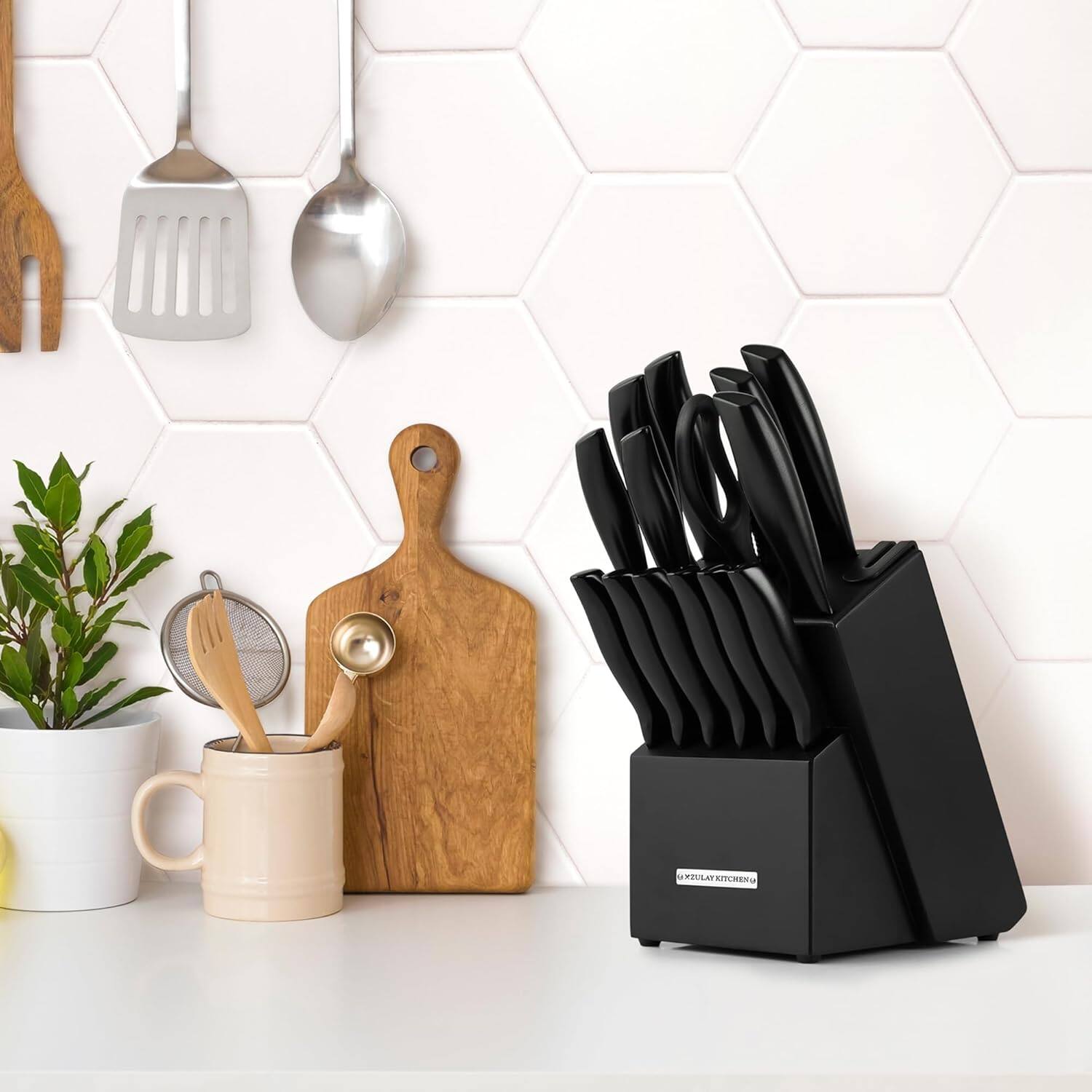 The text on the image is "UPAUSAR MILHENG." It appears to be a misspelling or a mix of words. The correct grouping and correction of the text could be:

"USAR MILHÕES" (Use millions).