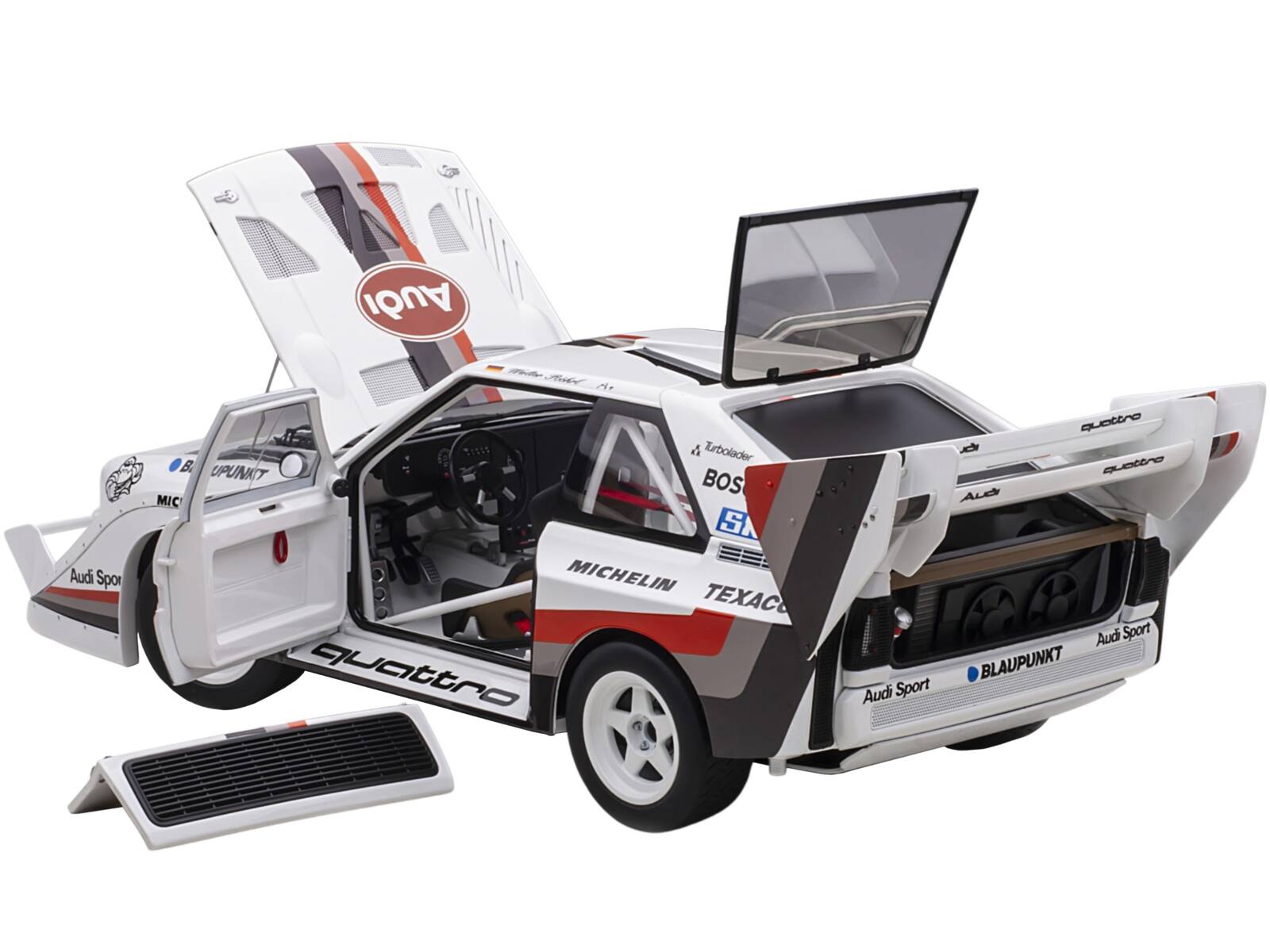 Audi Juet  
Audi Sport A TurboLader  
B UPUNKT  
BOS  
MIC  
MICHELIN  
TEXC  
quattro  
quattro  
quattro  
AL  
Audi Sport  
BLAUPUNKT  
Audi Sport