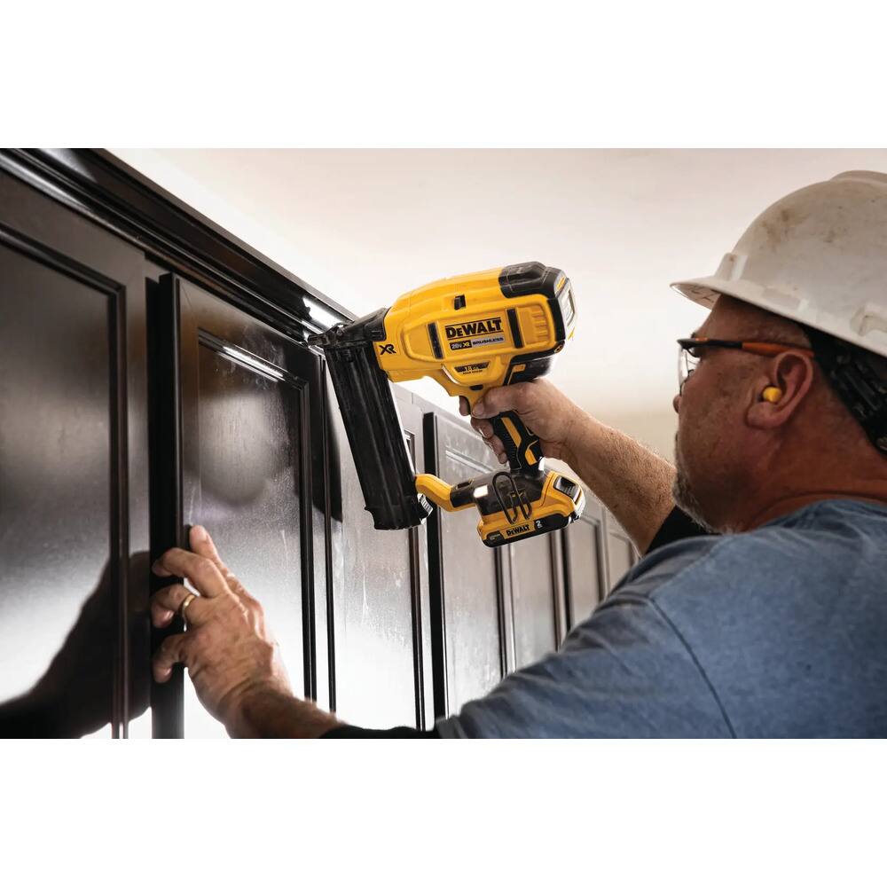DEWALT 20V XR  
DV