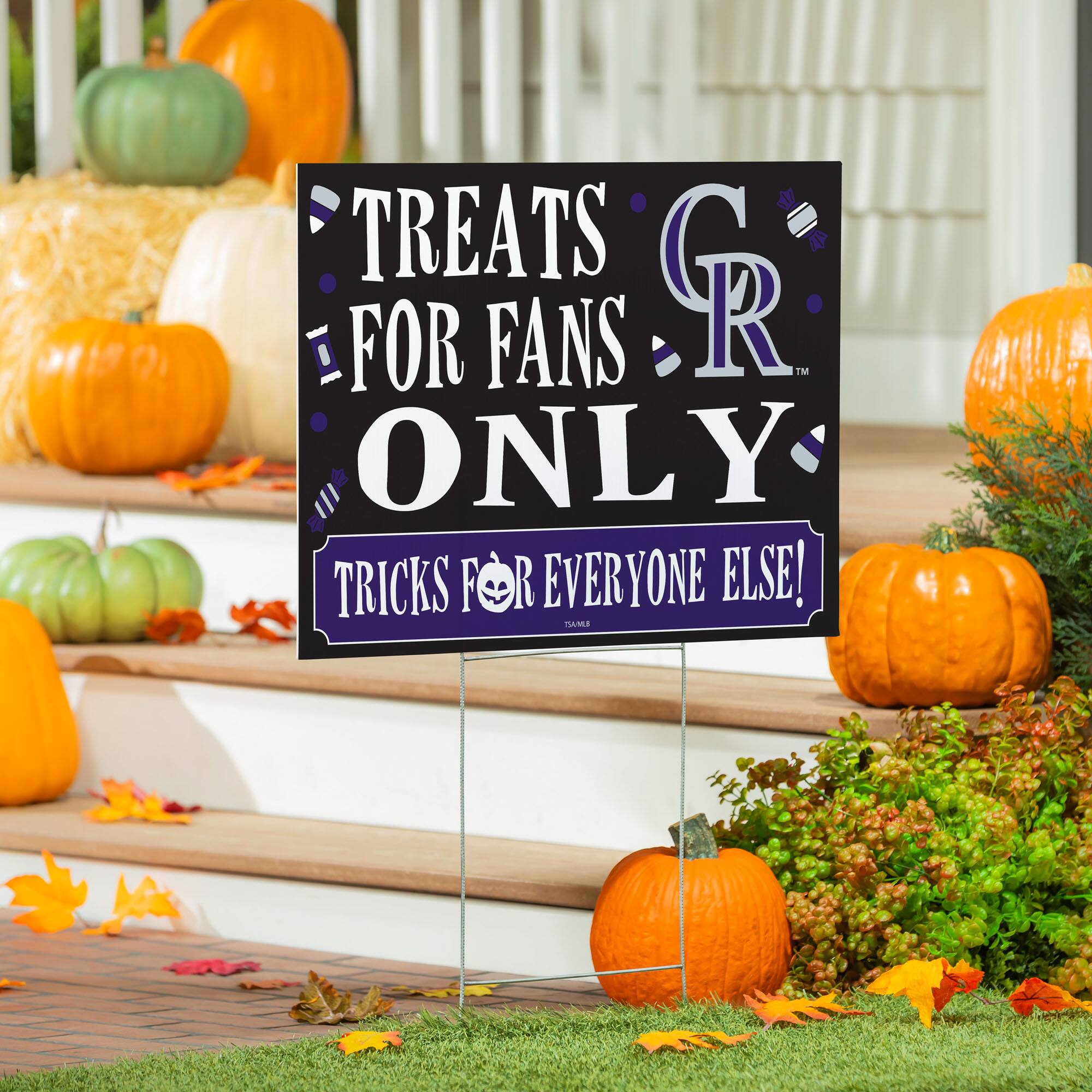 TREATS FOR FANS ONLY  
TRICKS FOR EVERYONE ELSE!  
GR  
TM