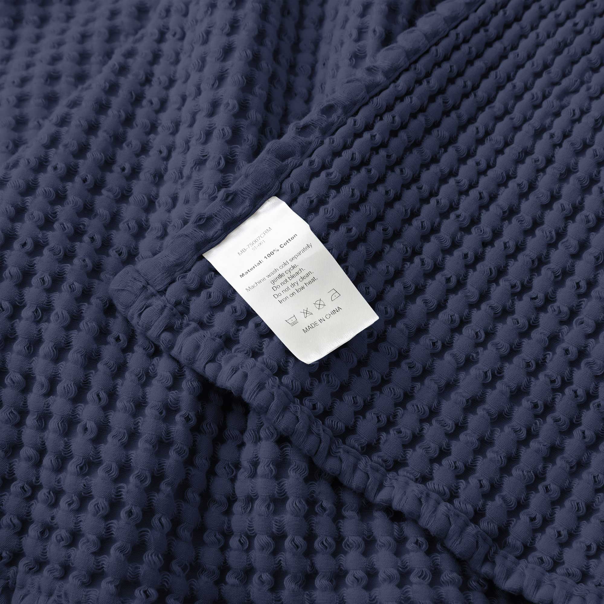 MB-1B-75007CRM 51-001  
100% Cotton  
Material: cold cycle. gentle bleach. clean.  
Machine 8 not dry MOJ heat. not uo 0g Iron  
EXX MADE IN CHINA