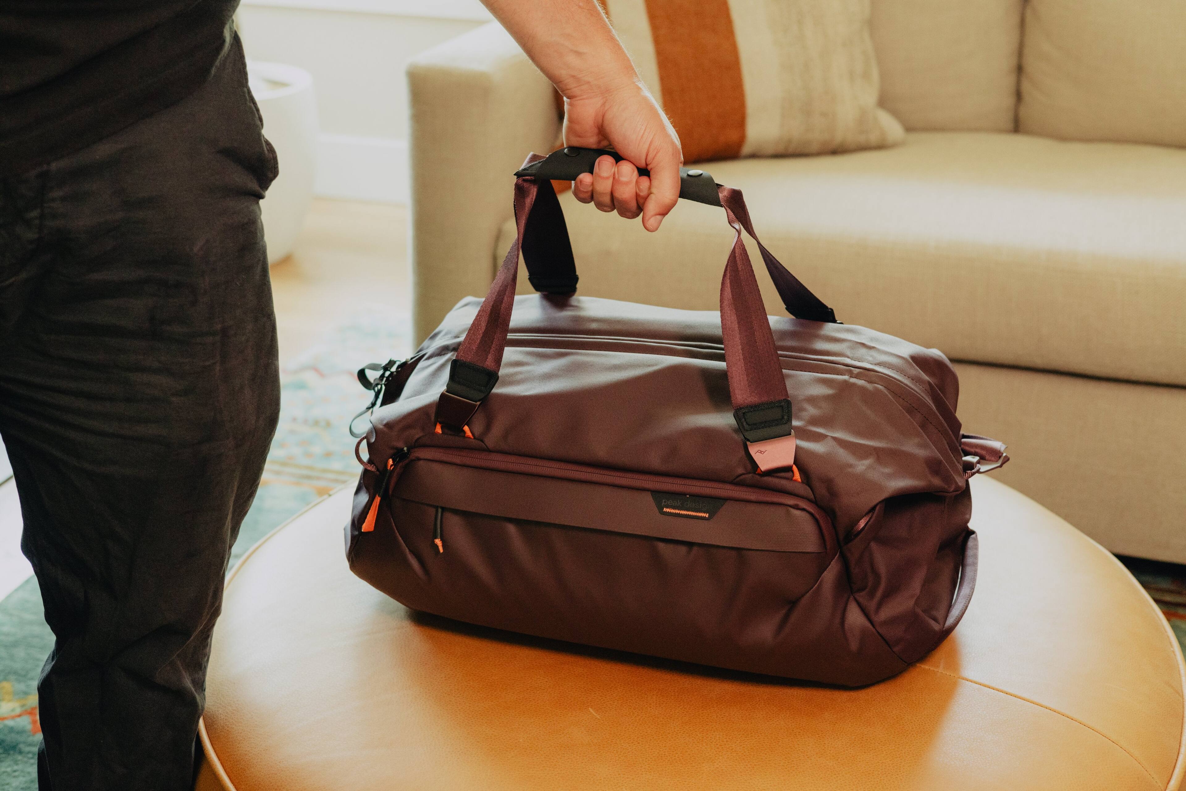 Left. Peak Design - Travel Duffel 35L - Eclipse.