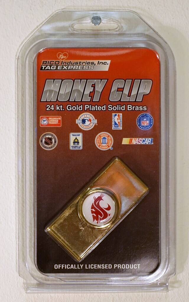Rico RICO Industries, Inc.  
TAG EXPRESS  
MONEY CLIP  
24 kt. Gold Plated Solid Brass  

COLLEGIATE LICENSED PRODUCT  
NBA LICENSED PRODUCT  
NFL LICENSED PRODUCT  
NASCAR LICENSED PRODUCT  

OFFICIALLY LICENSED PRODUCT