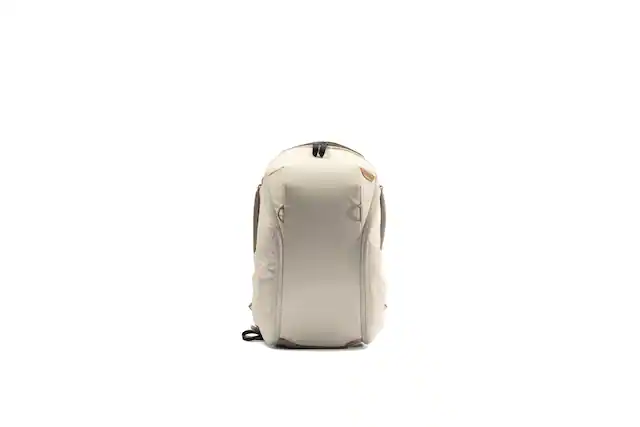 Angle. Peak Design - Everyday Backpack Zip 15L - Bone.